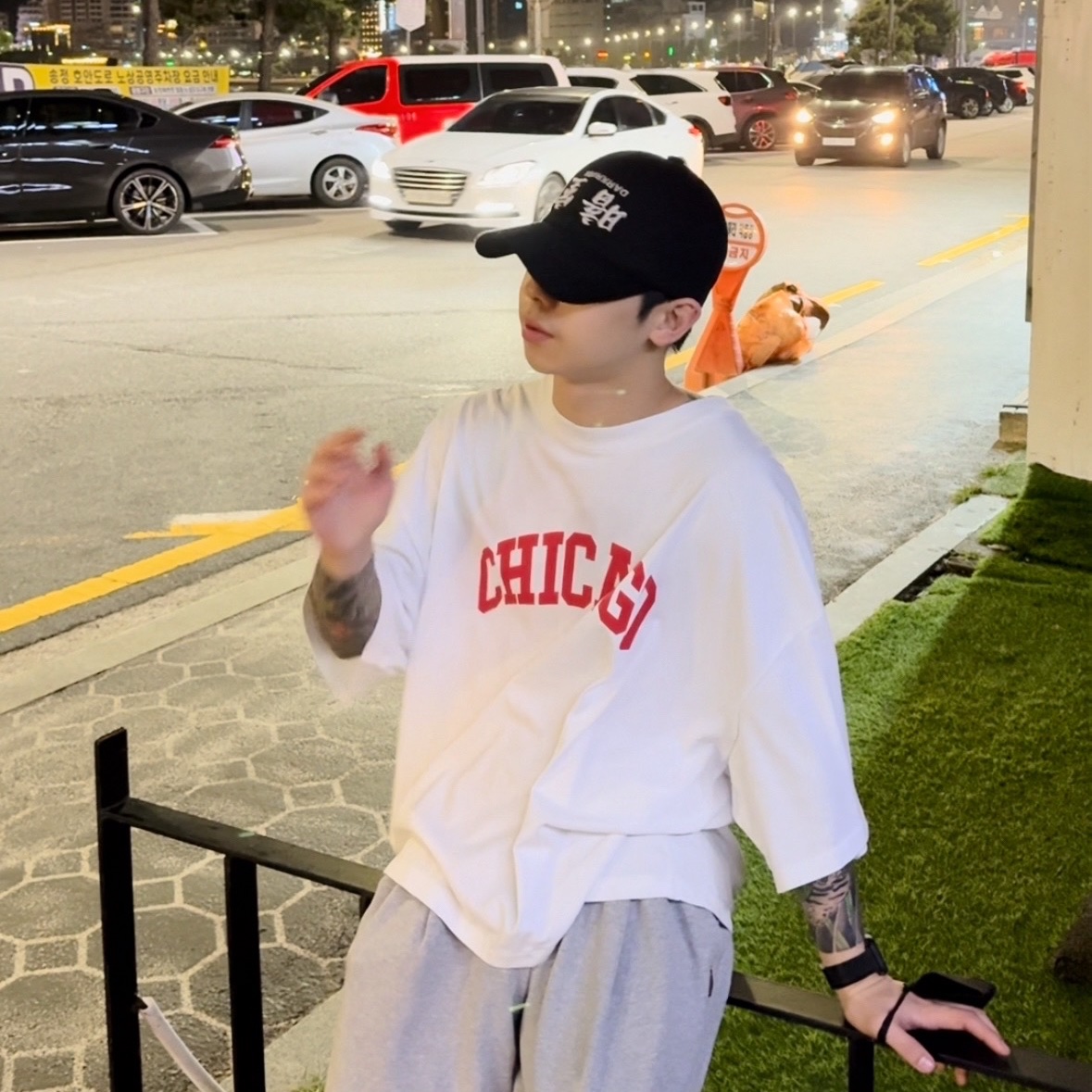 Darkr8m Studio Upside Down Silver Logo Cap 착용 스타일 - 1
