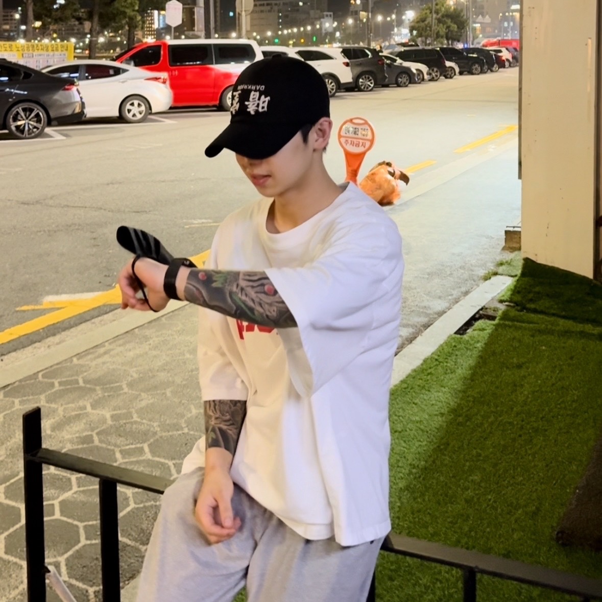 Darkr8m Studio Upside Down Silver Logo Cap 착용 스타일 - 2