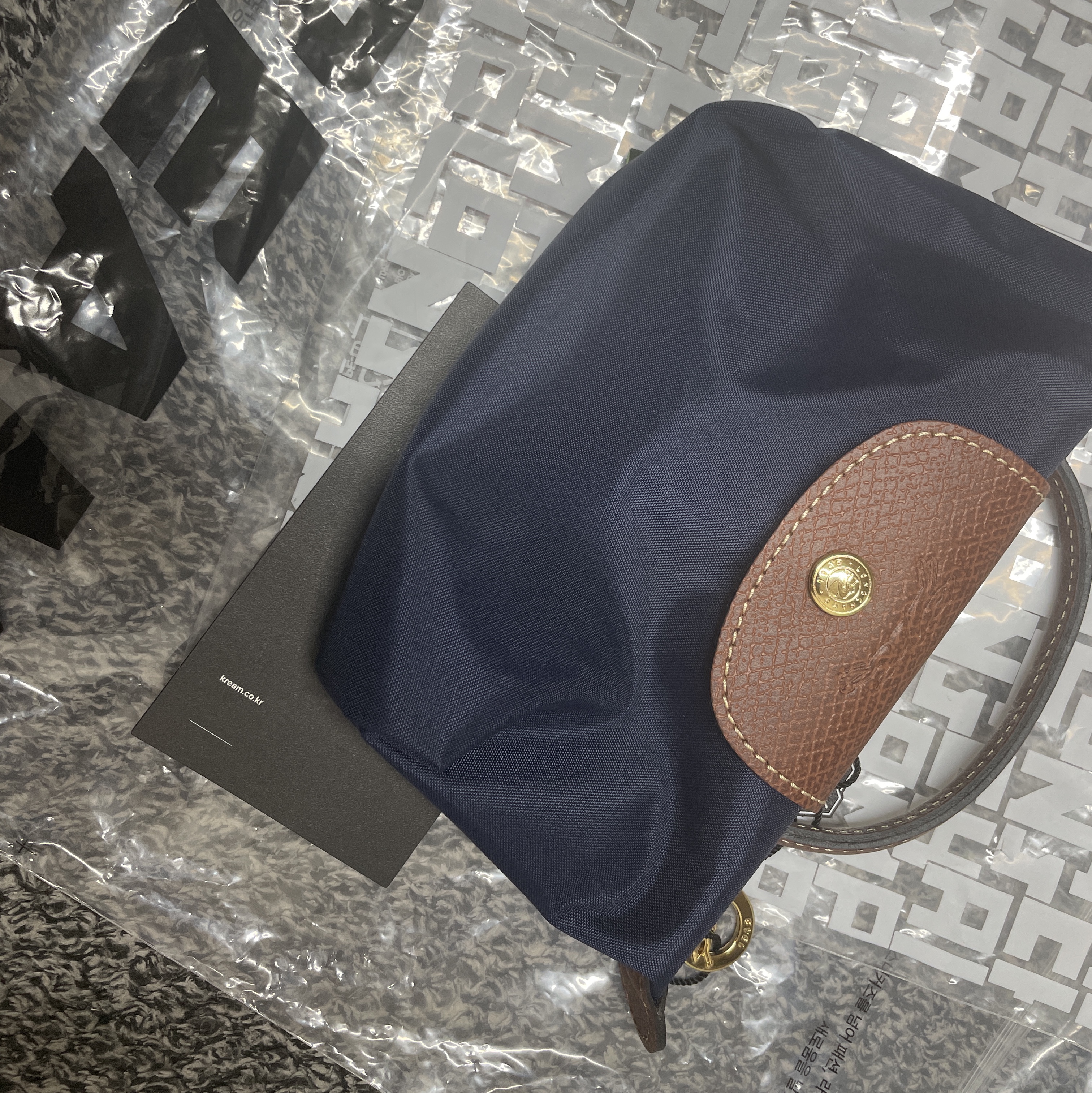 Longchamp Le Pliage Original Handle Pouch Blue Navy 착용 스타일