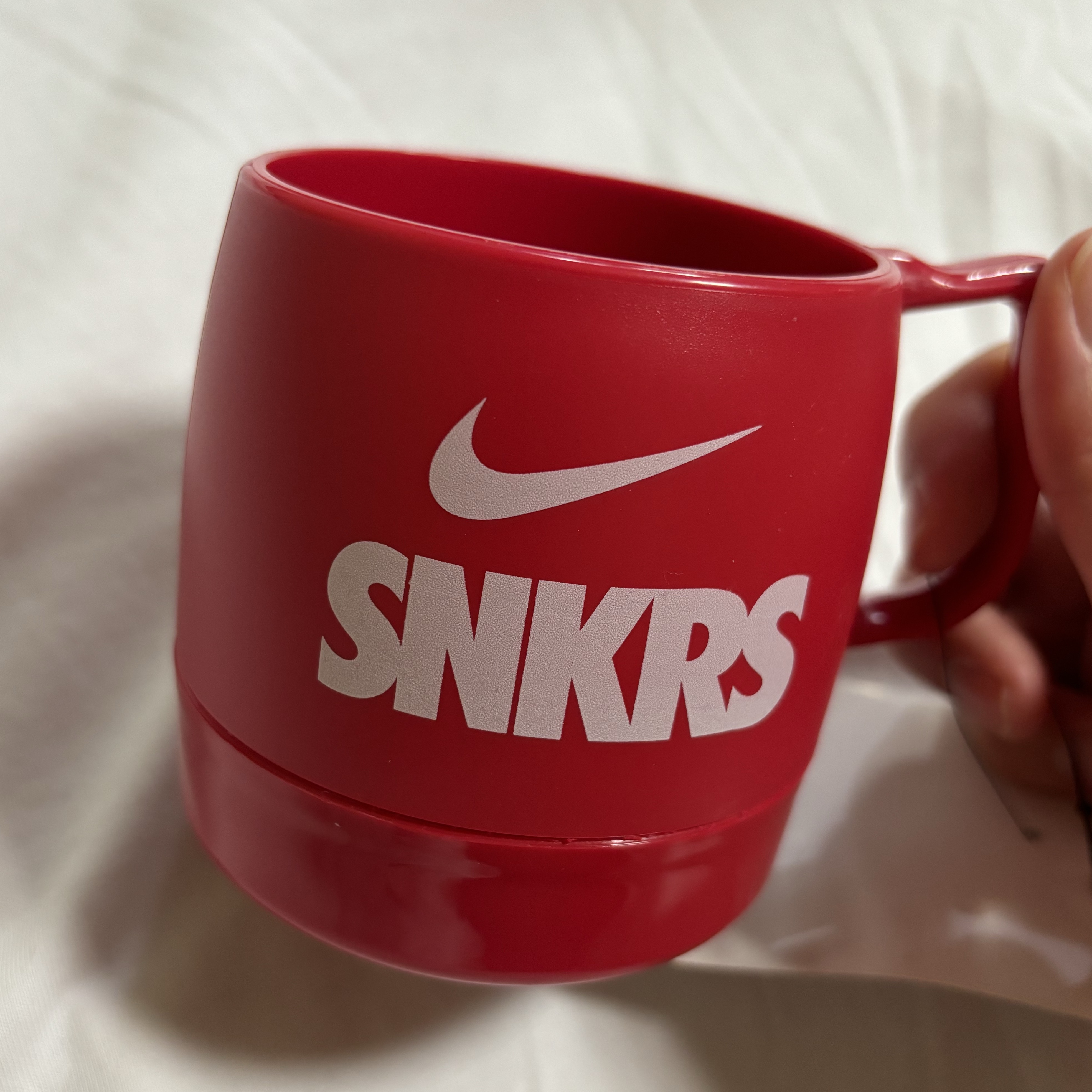 Helinox x Nike SNKRS Lounge Souvenir Dinex Mug Red 착용 스타일