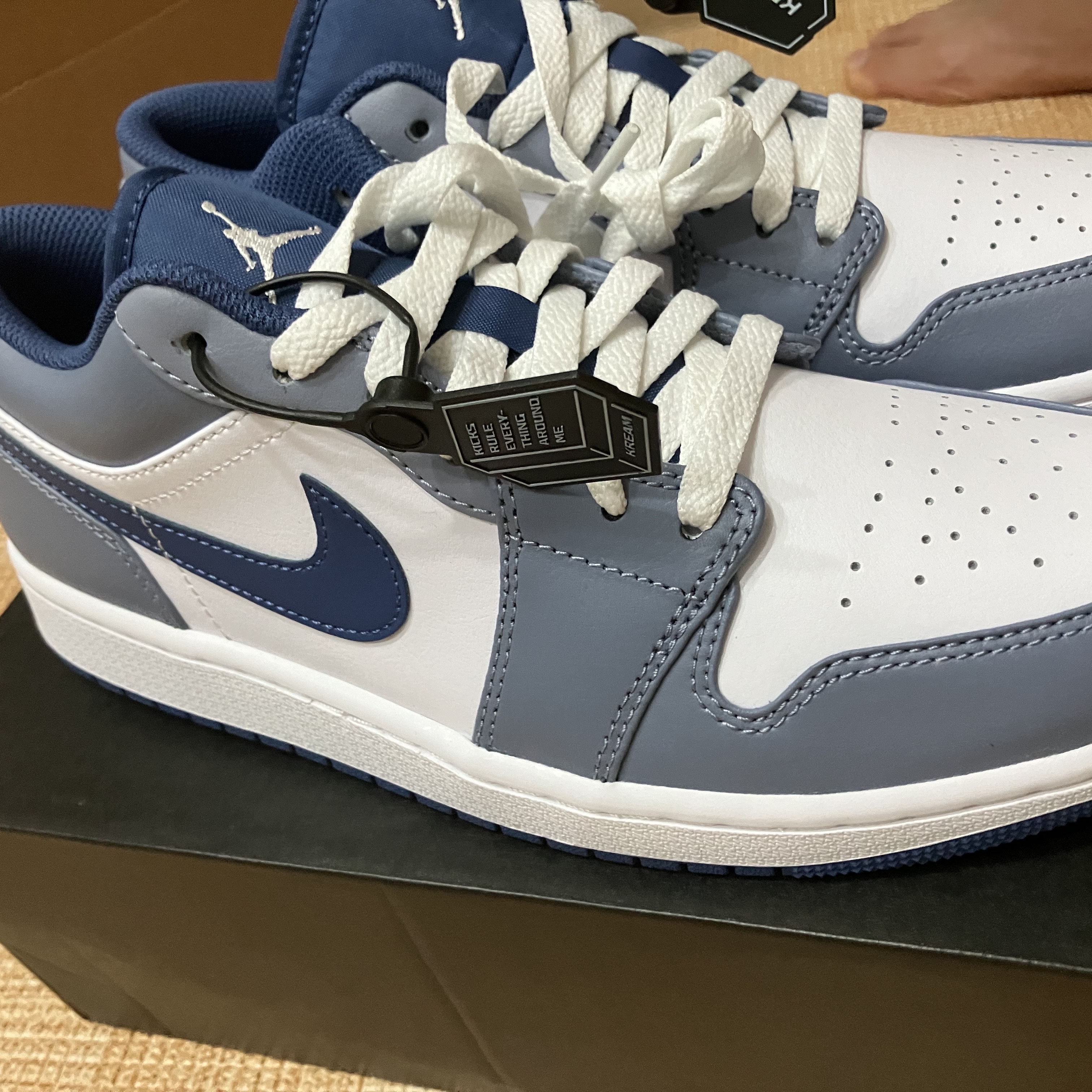 Jordan 1 Low Ashen Slate and Mystic Navy 착용 스타일