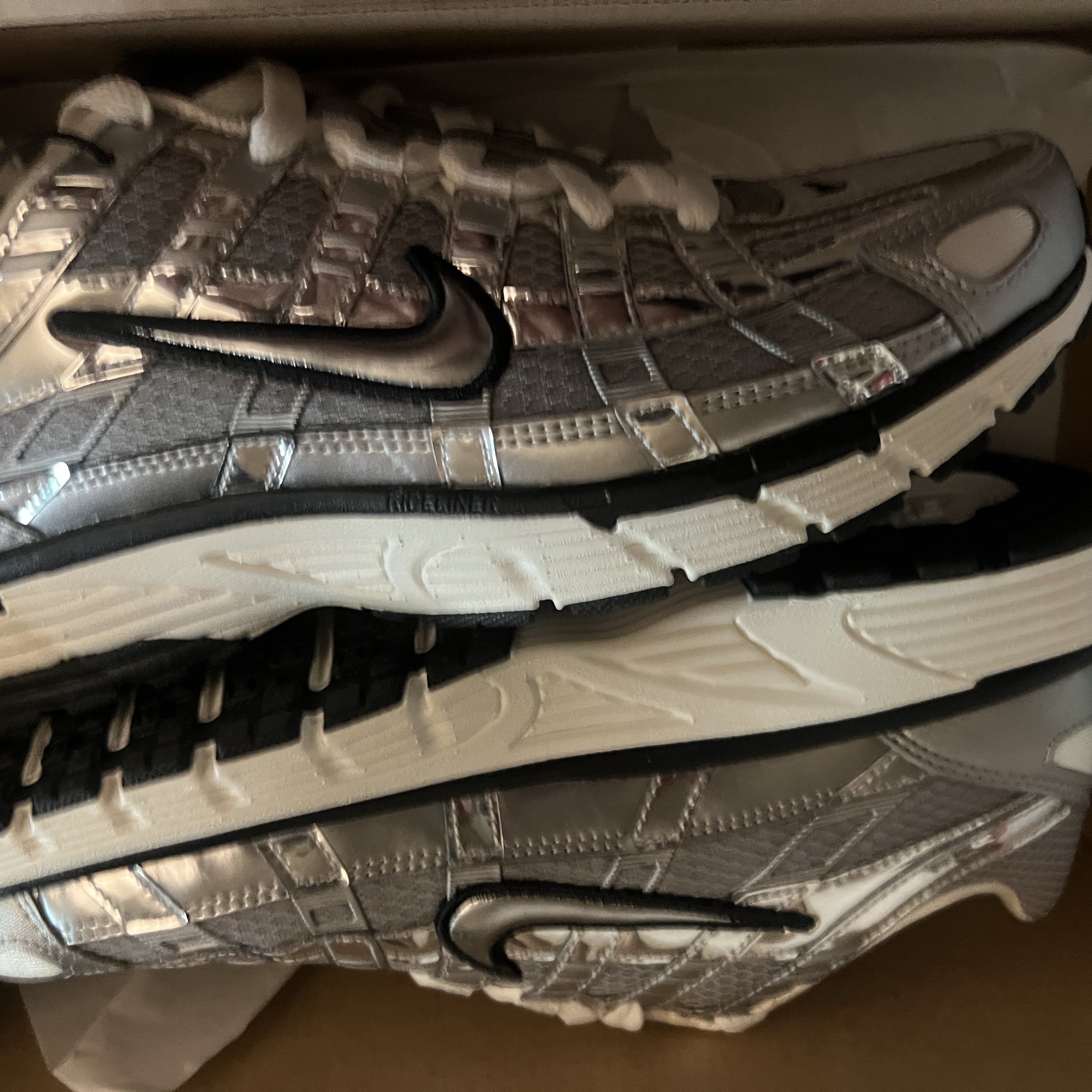 Nike P-6000 Metallic Silver 착용 스타일 - 5