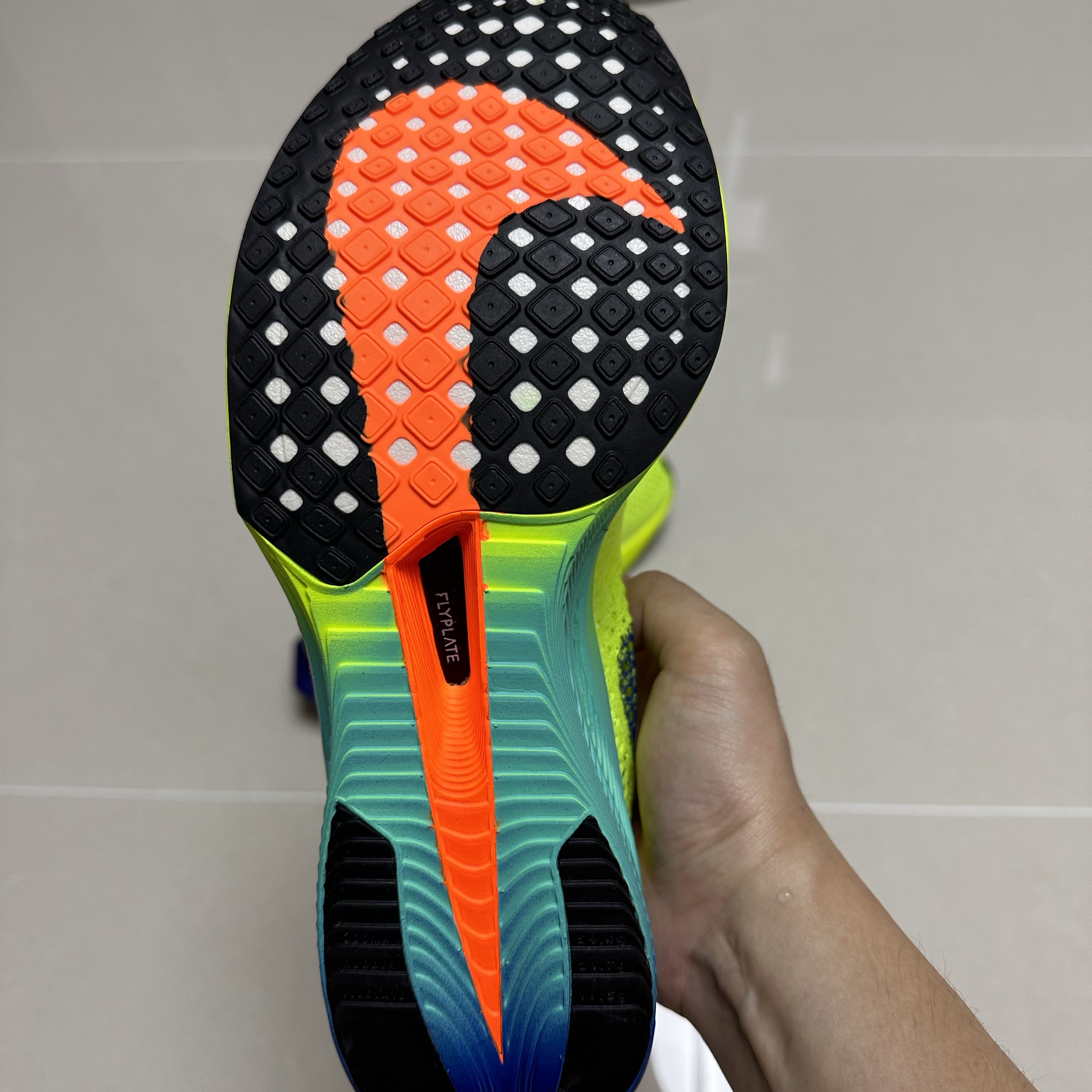 Nike ZoomX Vaporfly Next% 3 Volt Scream Green 착용 스타일 - 2