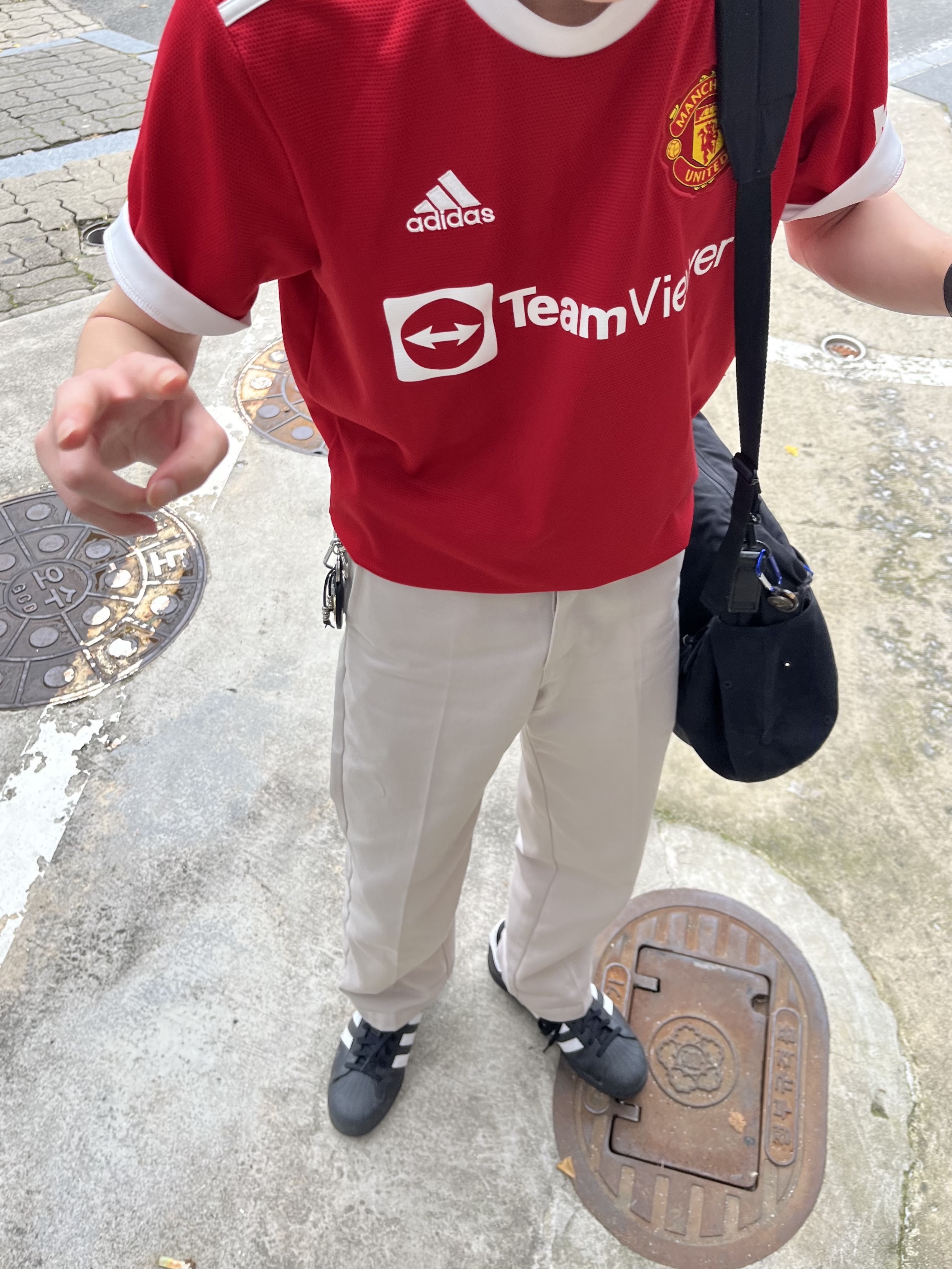 Adidas Manchester United 2022/23 Home Jersey Real Red - US Sizing (Non Marking Ver.) 착용 스타일 - 2