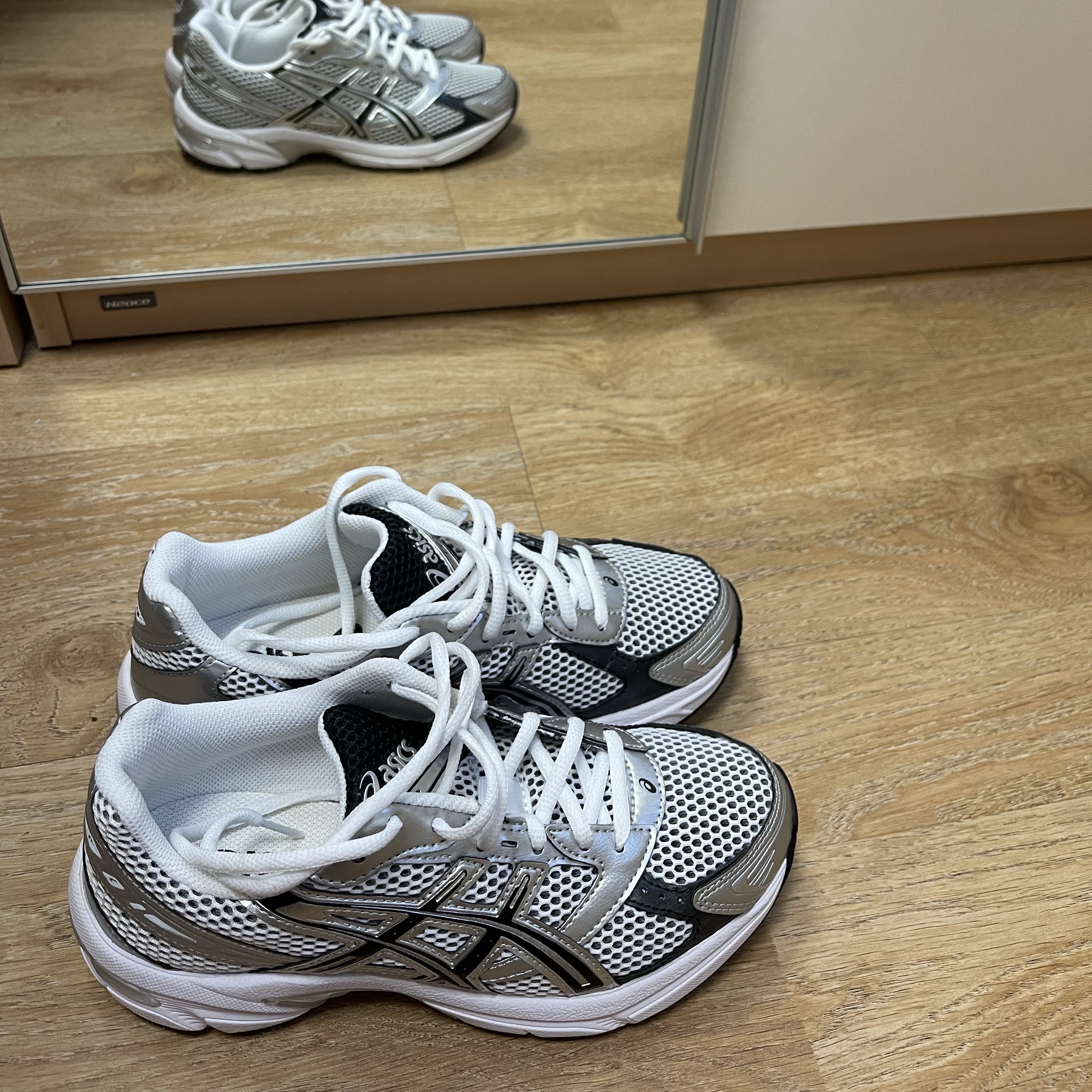 Asics Gel-1130 White Black 착용 스타일 - 1