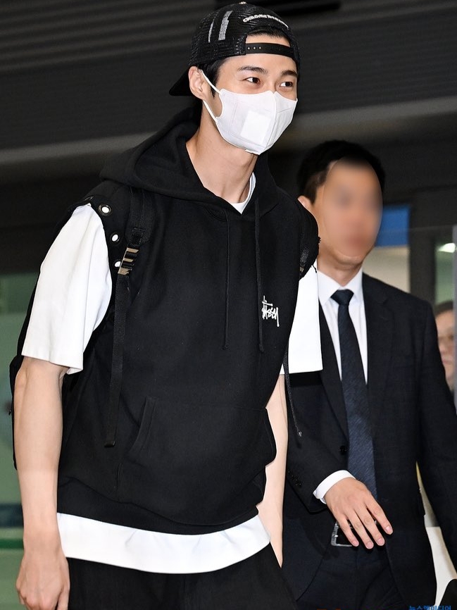 Junya Watanabe x Stussy Hooded Vest Black 착용 스타일 - 2