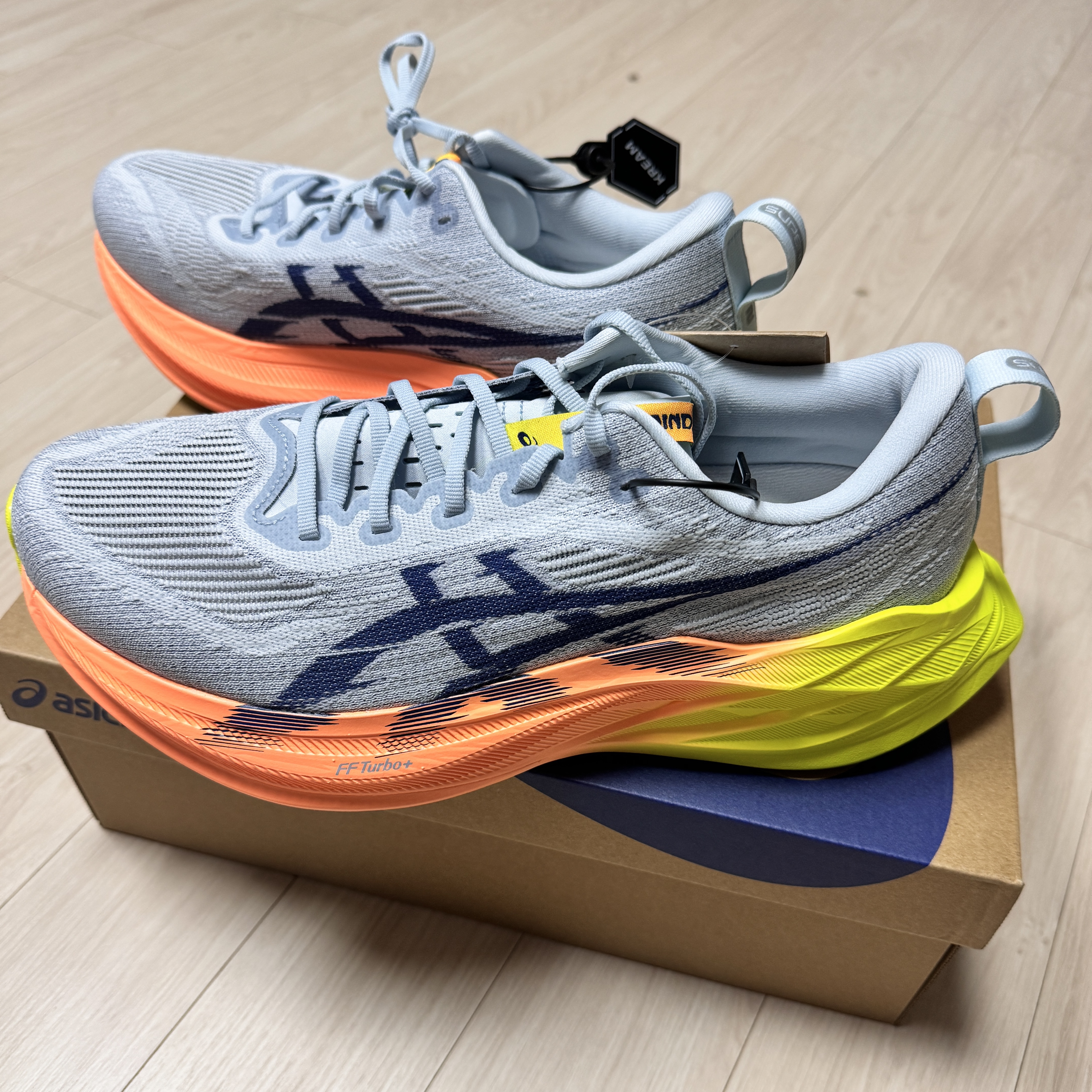 Asics Superblast 2 Paris Cool Grey Safety Yellow 착용 스타일