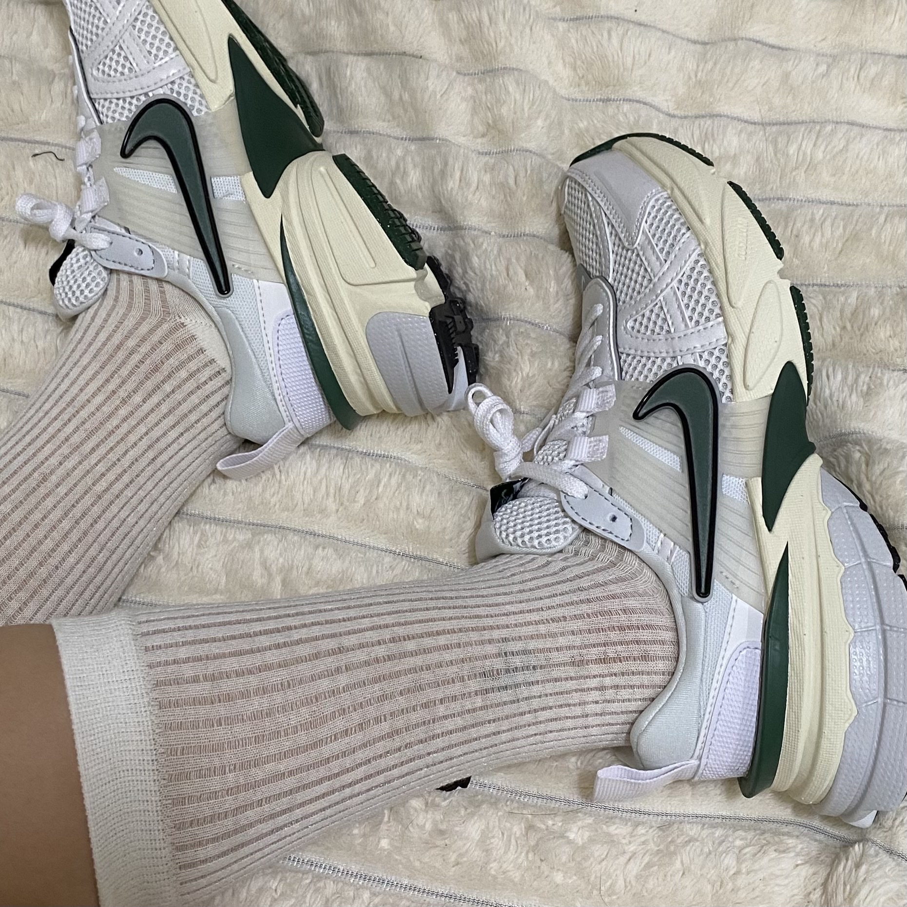 Nike V2K Run White Fir 착용 스타일 - 2