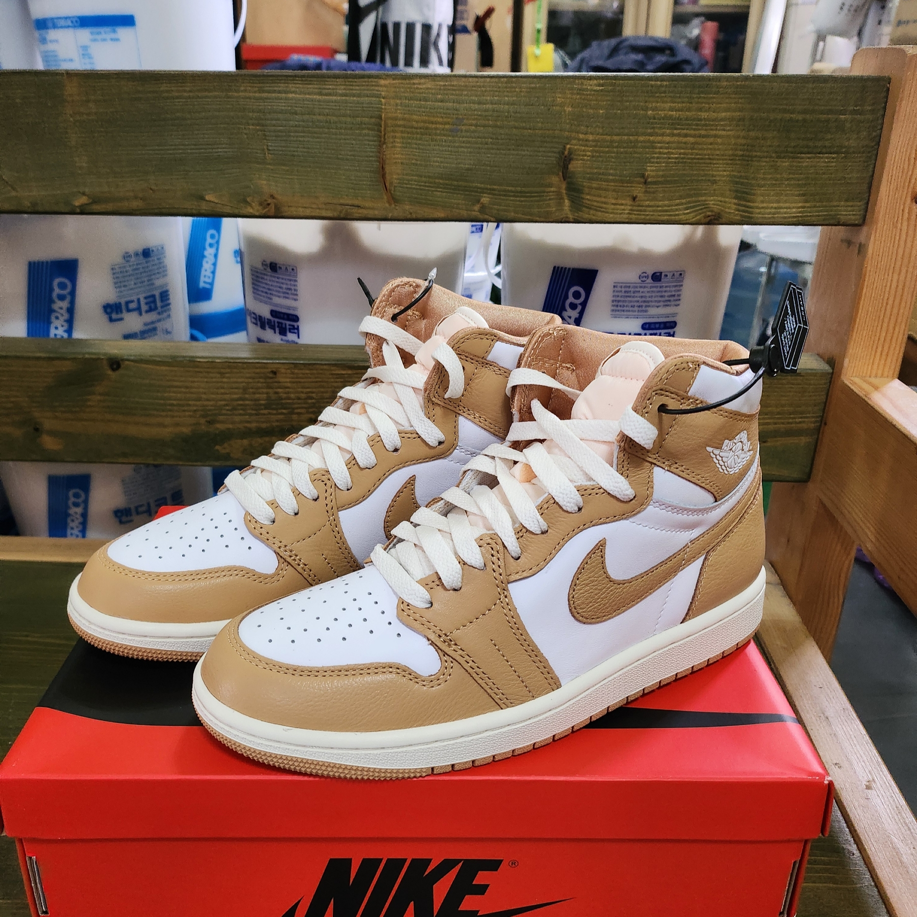 (W) Jordan 1 Retro High OG Praline 착용 스타일 - 1