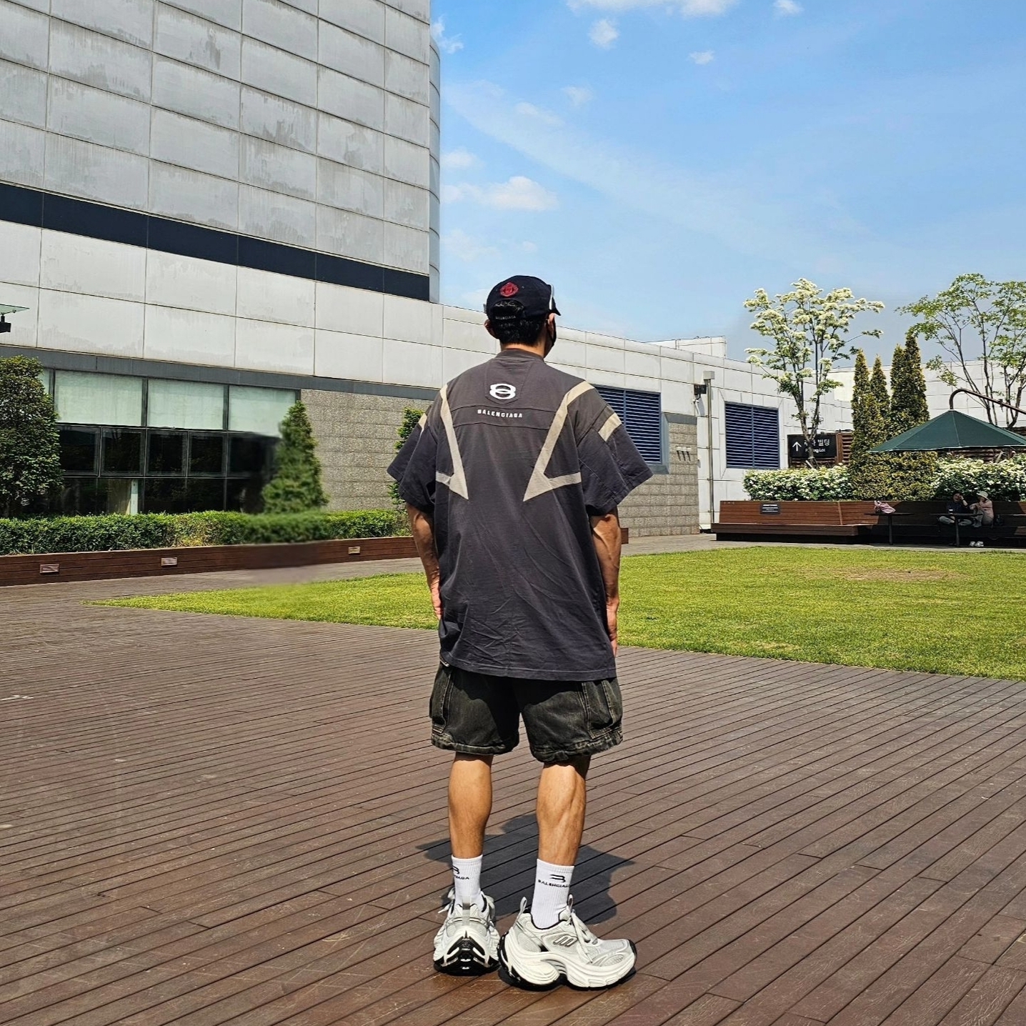Balenciaga Unity Sports Icon Biker Oversized T-Shirt Black, Balenciaga Cargo Pants in Black 착용 스타일 - 4