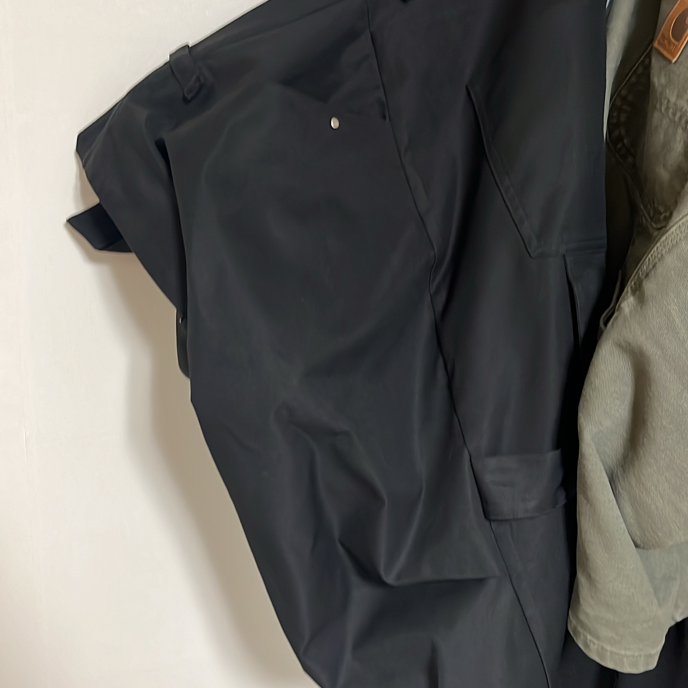 Nonnod Alpine Carpenter Shorts Matt Black 착용 스타일