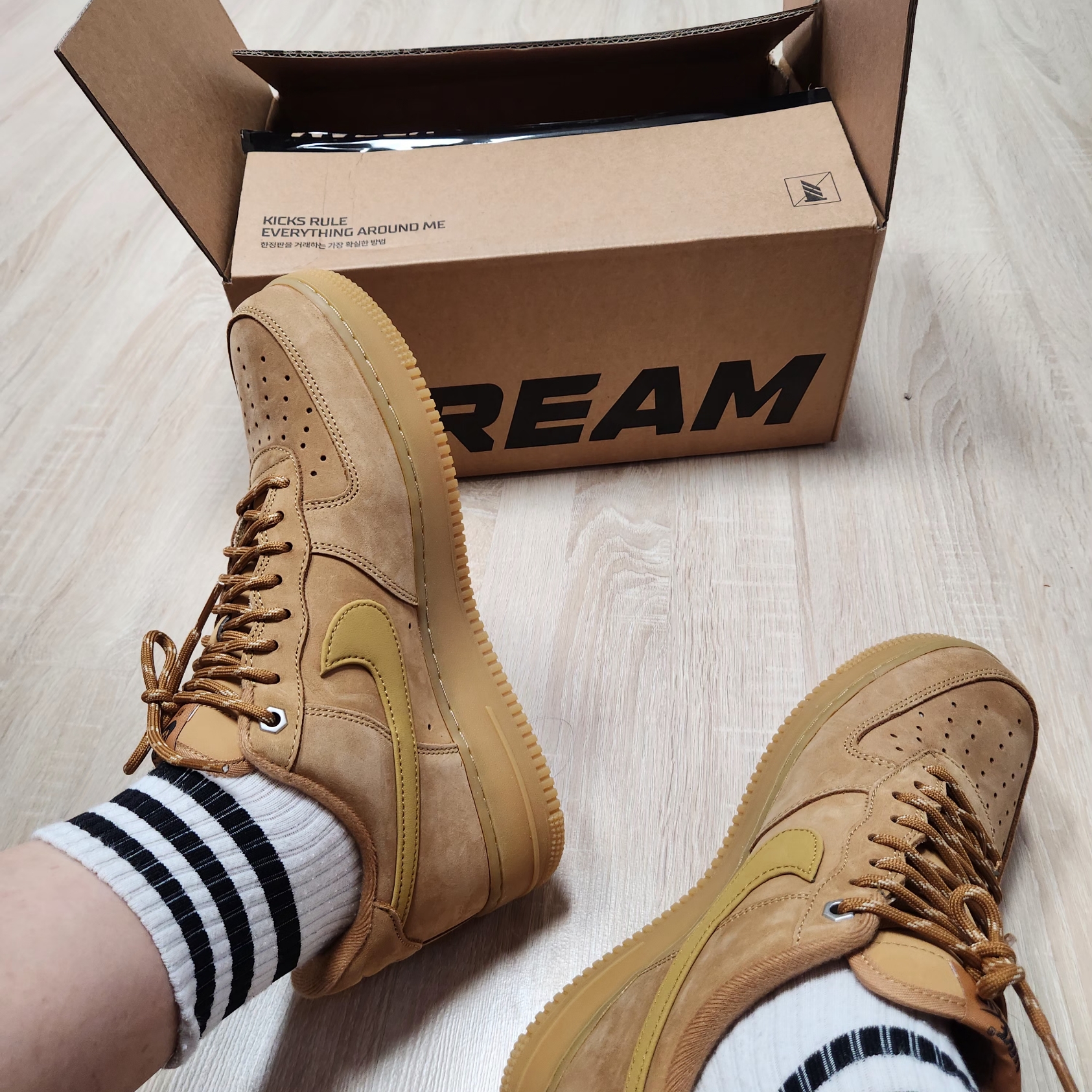 Nike Air Force 1 '07 WB Flax 착용 스타일