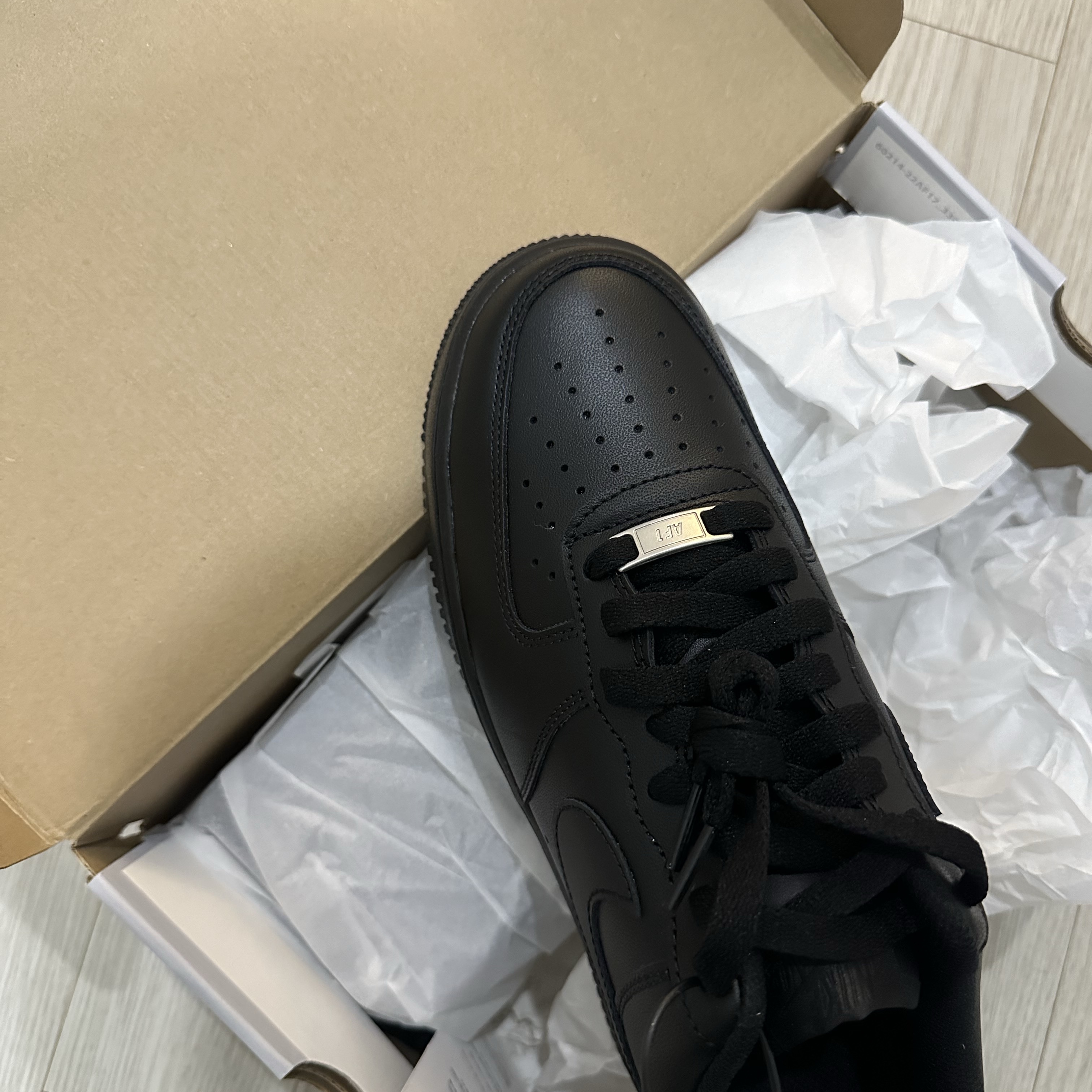 Nike Air Force 1 '07 Low Triple Black 착용 스타일
