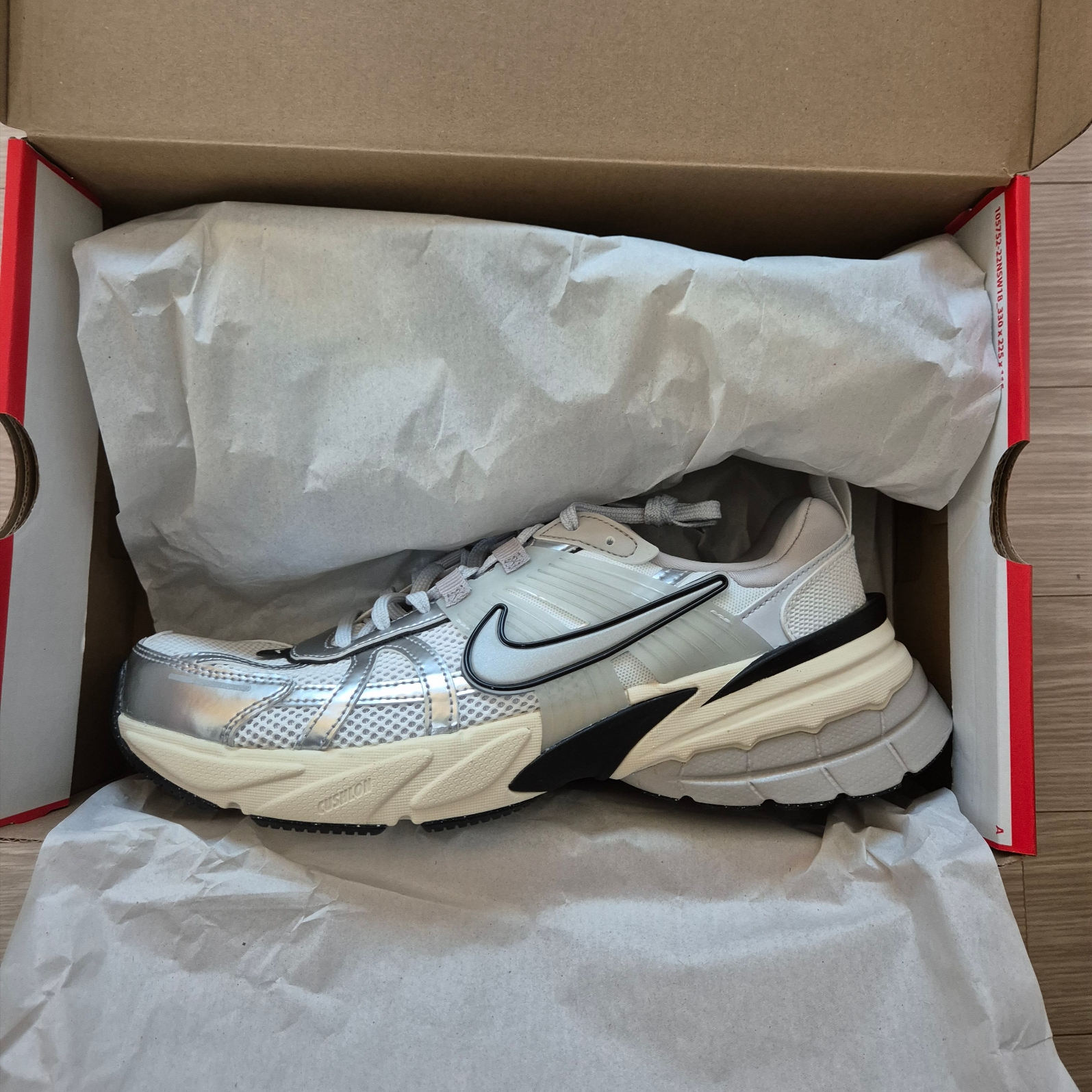 Nike V2K Run Pure Platinum Light Iron Ore 착용 스타일