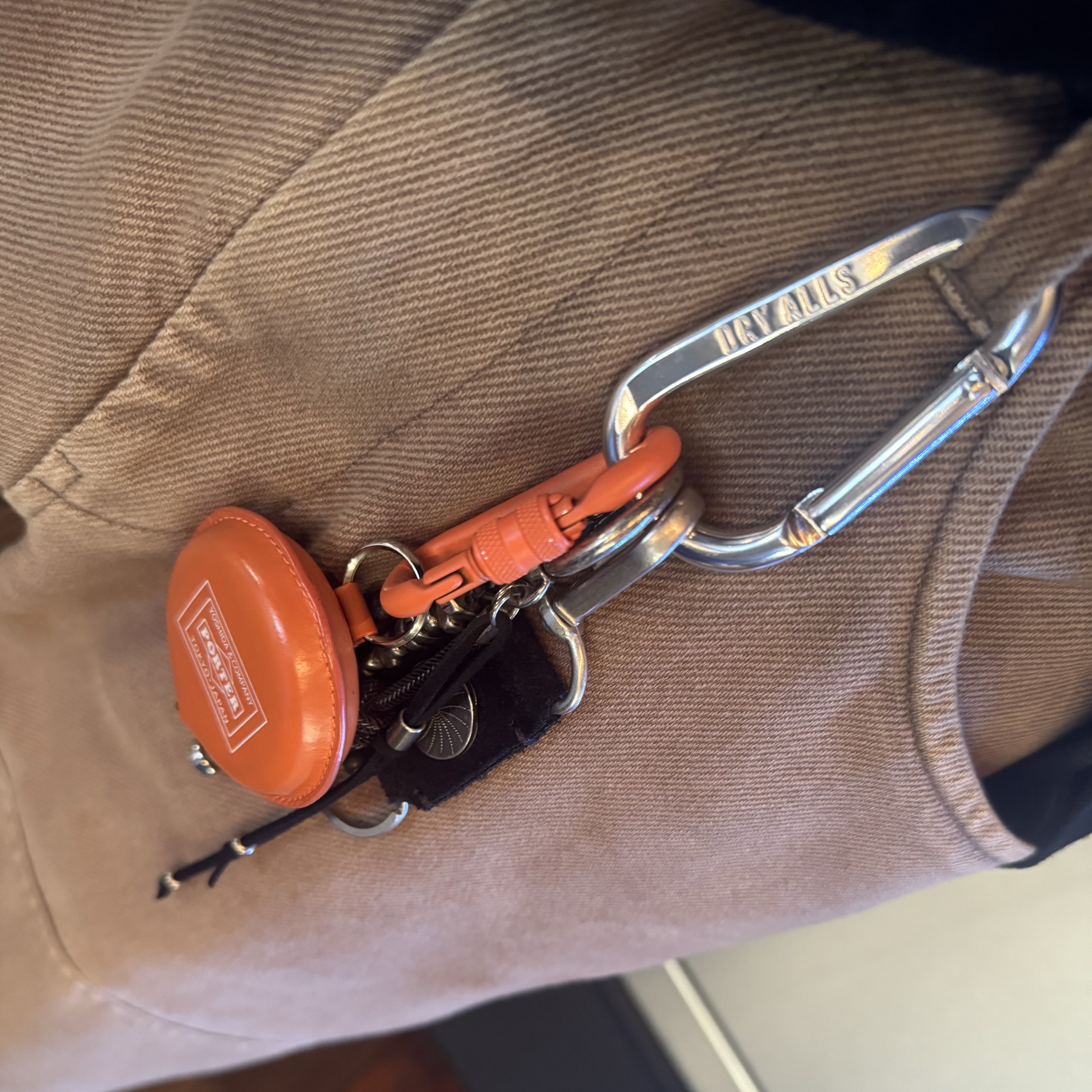 Human Made Carabiner 70mm Silver 착용 스타일