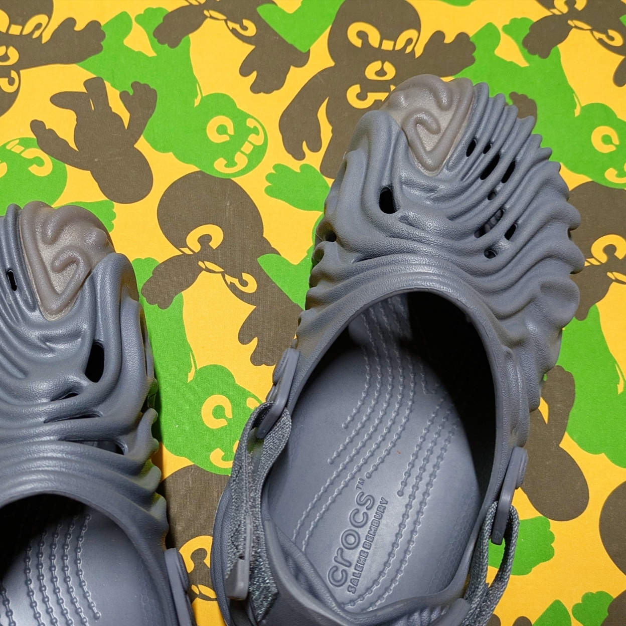 Crocs x Salehe Bembury Pollex Clog Niagara 착용 스타일 - 3