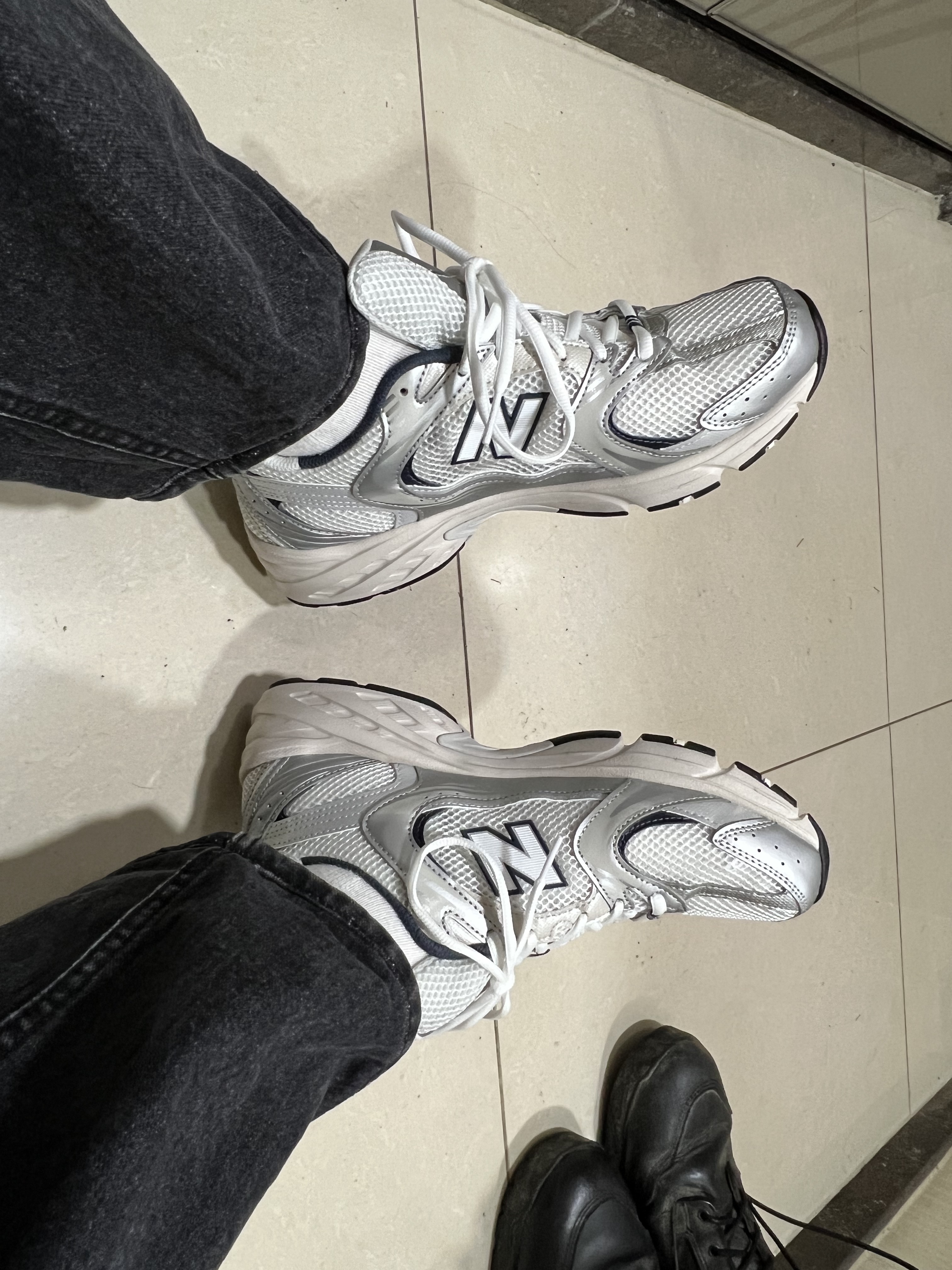 New Balance 530 Steel Grey 착용 스타일 - 2
