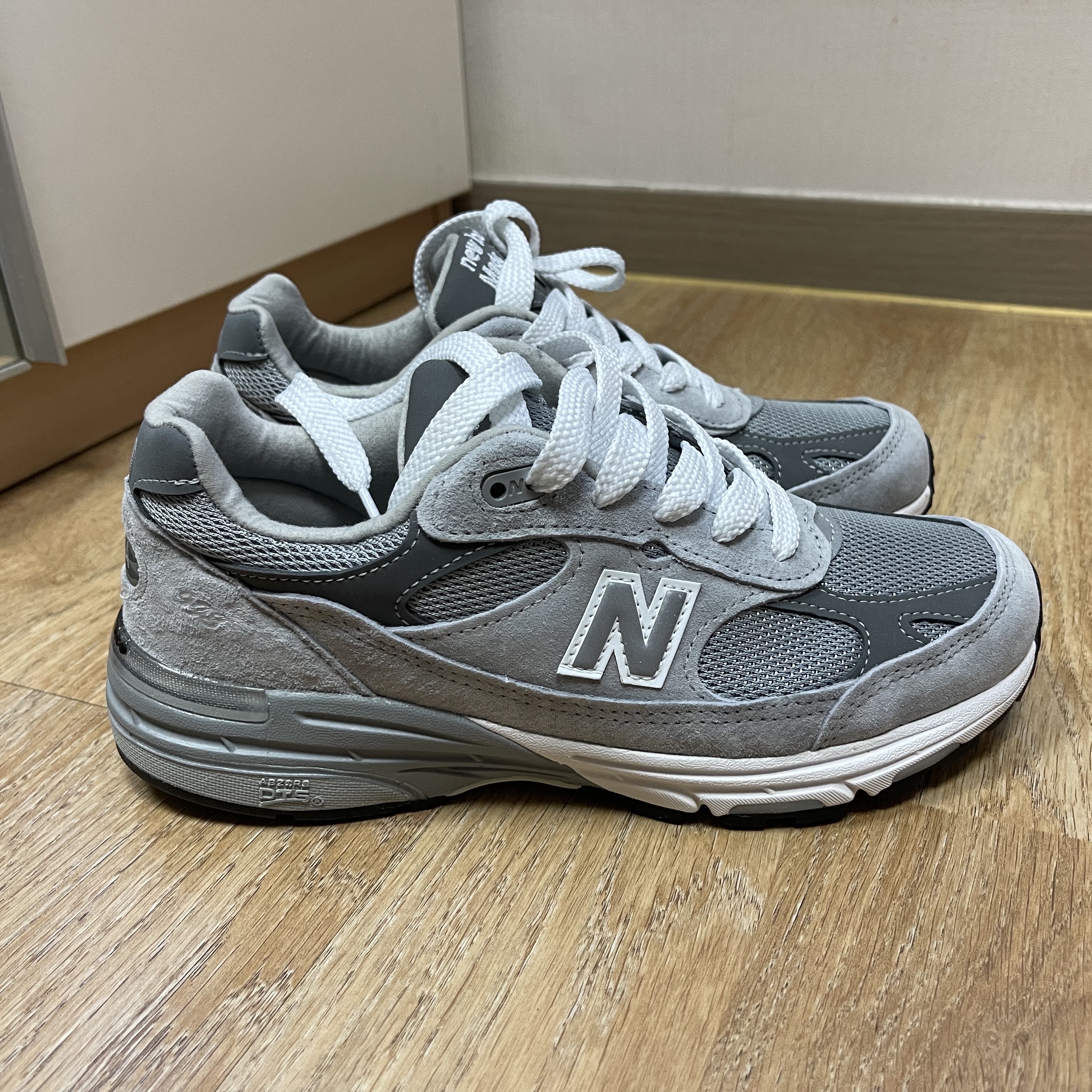 (W) New Balance 993 Made in USA Grey - B Standard 착용 스타일