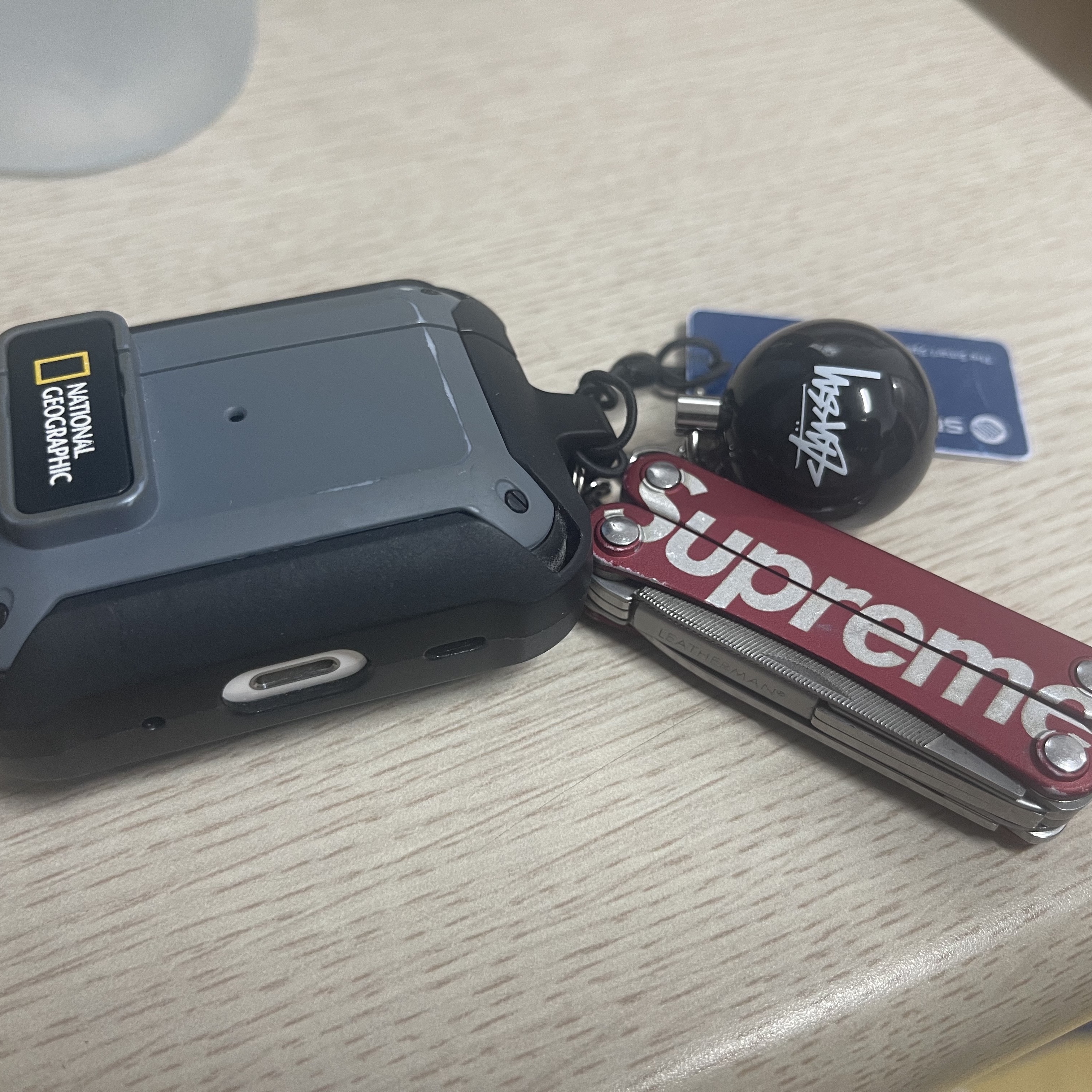 Stussy 8 Ball Keychain Black, Supreme x Leatherman Squirt PS4 Multitool Red - 21SS 착용 스타일