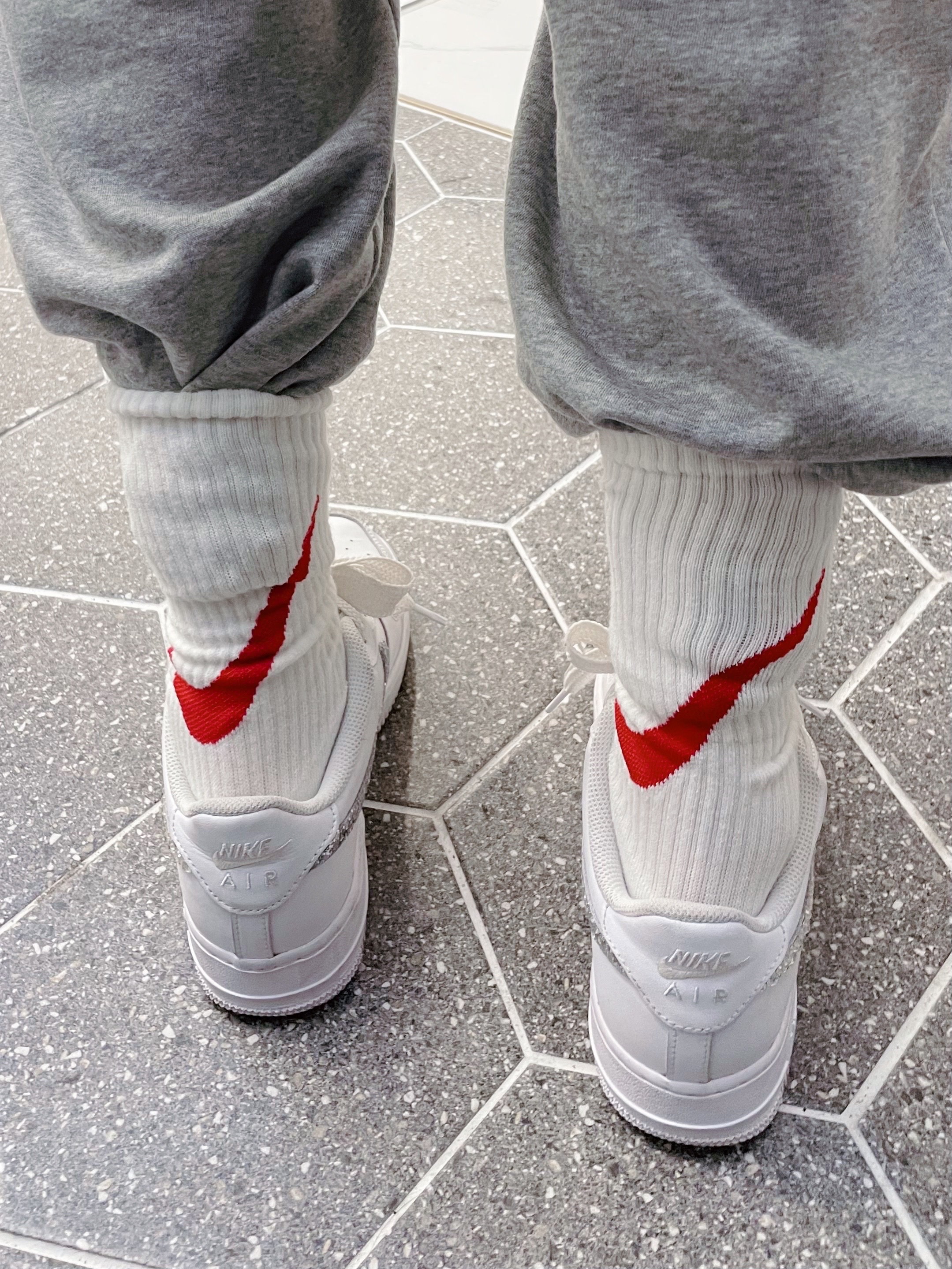 (W) Nike Club Fleece Pants Grey - US/EU, Stussy Cherries T-Shirt White 착용 스타일 - 3