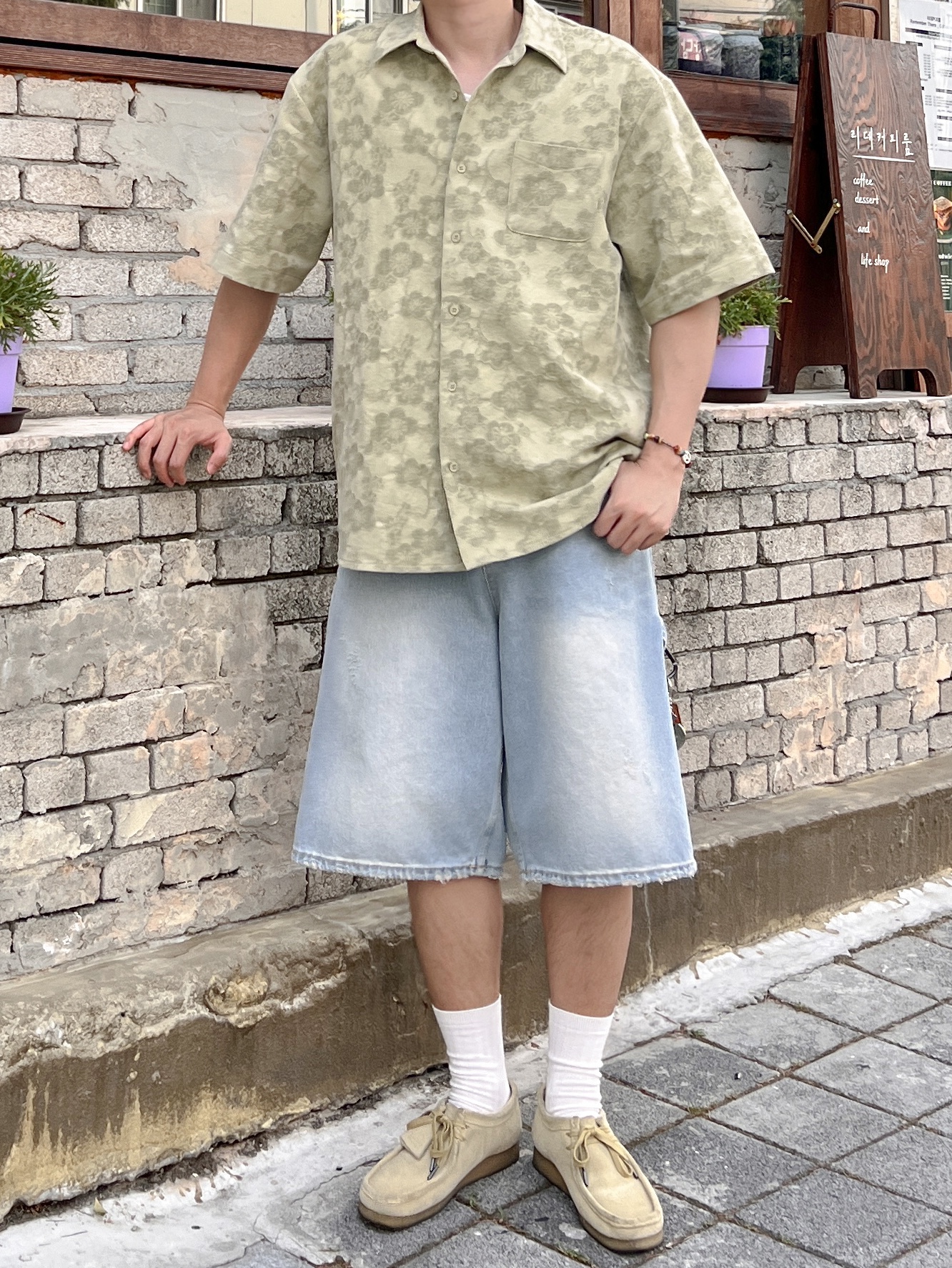 Clarks Wallabee Maple Suede 착용 스타일 - 2