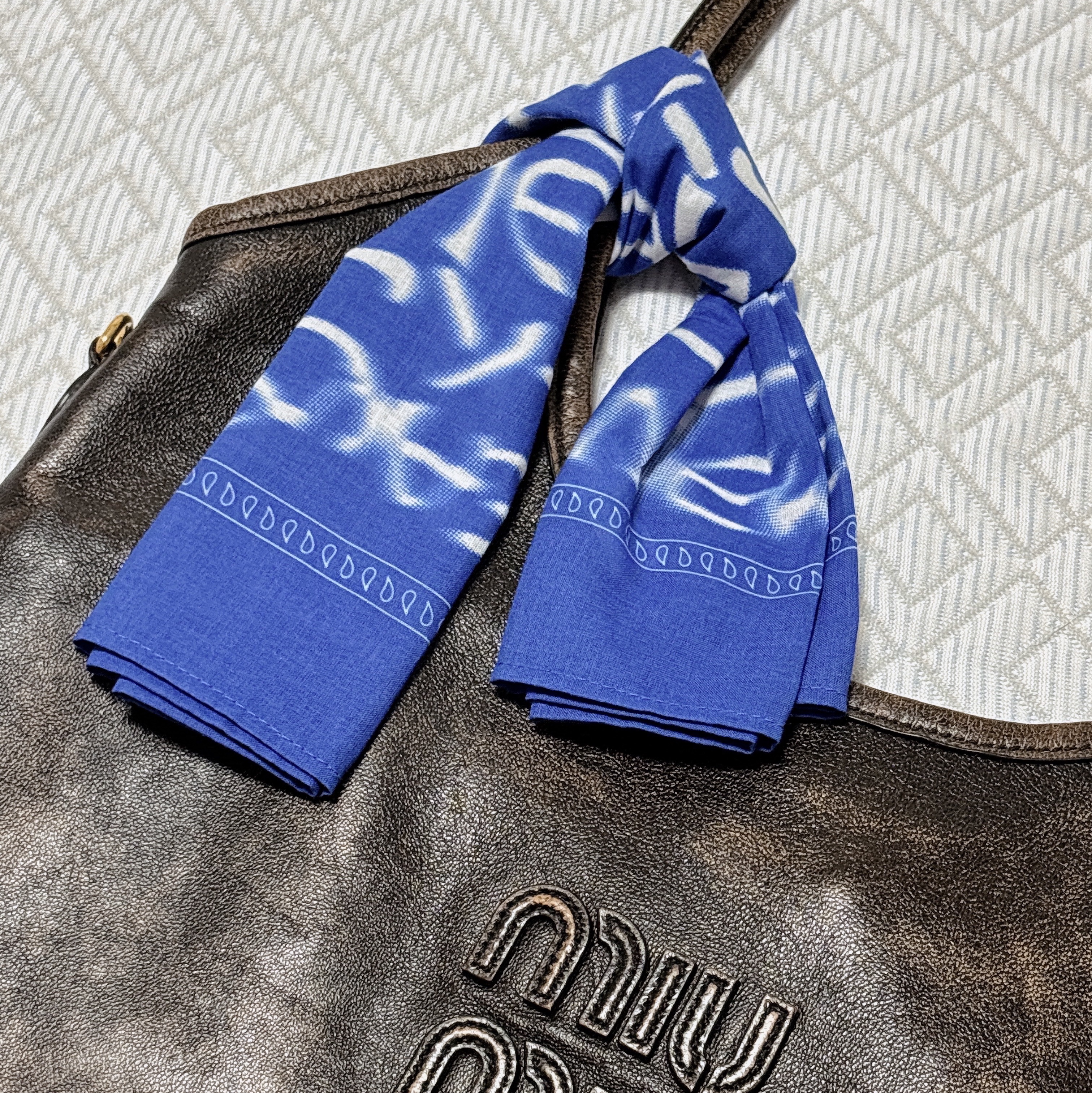 NewJeans x Hiroshi Fujiwara Coller Bandana Blue 착용 스타일