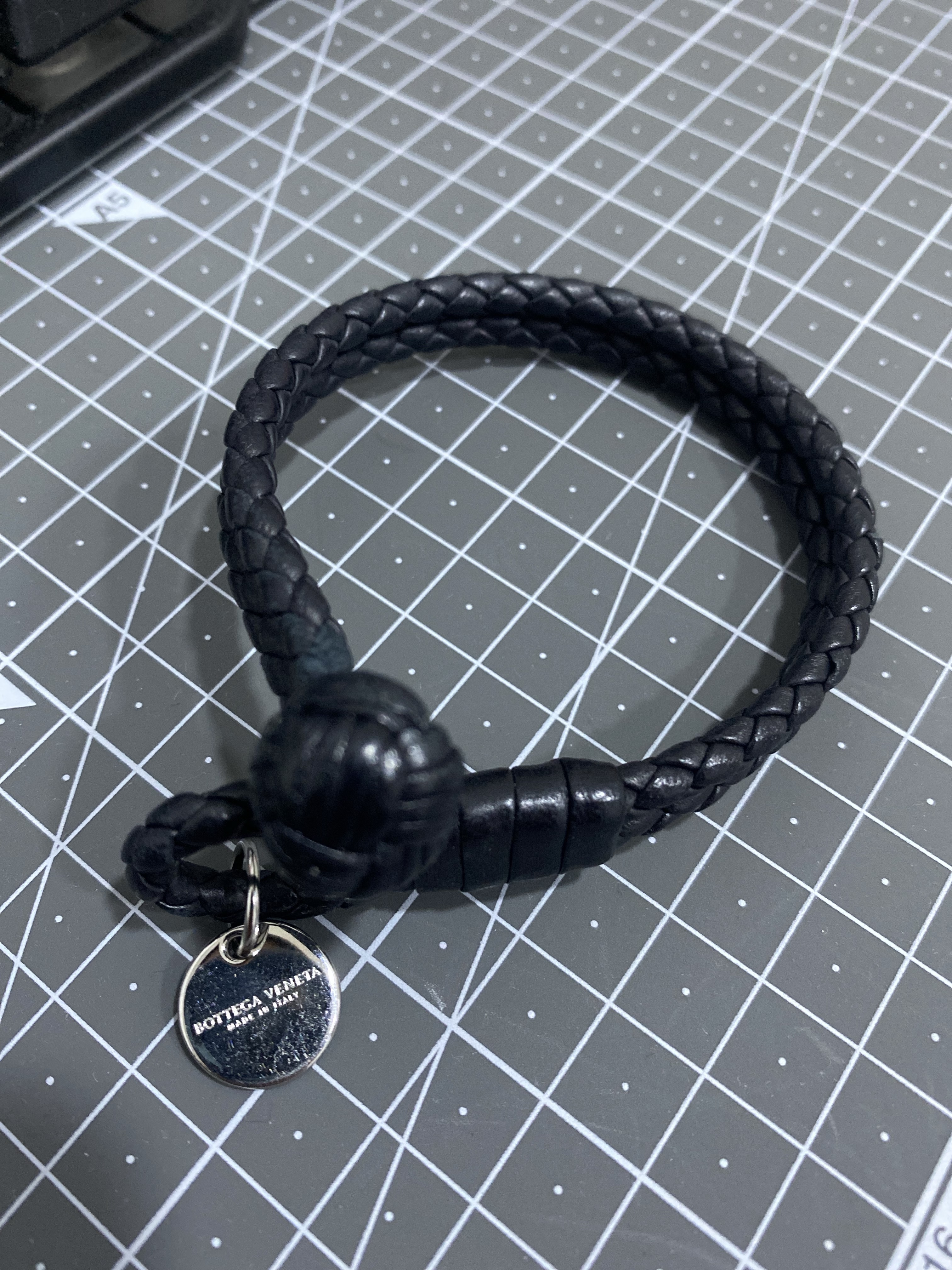 Bottega Veneta Nappa Bracelet Black 착용 스타일