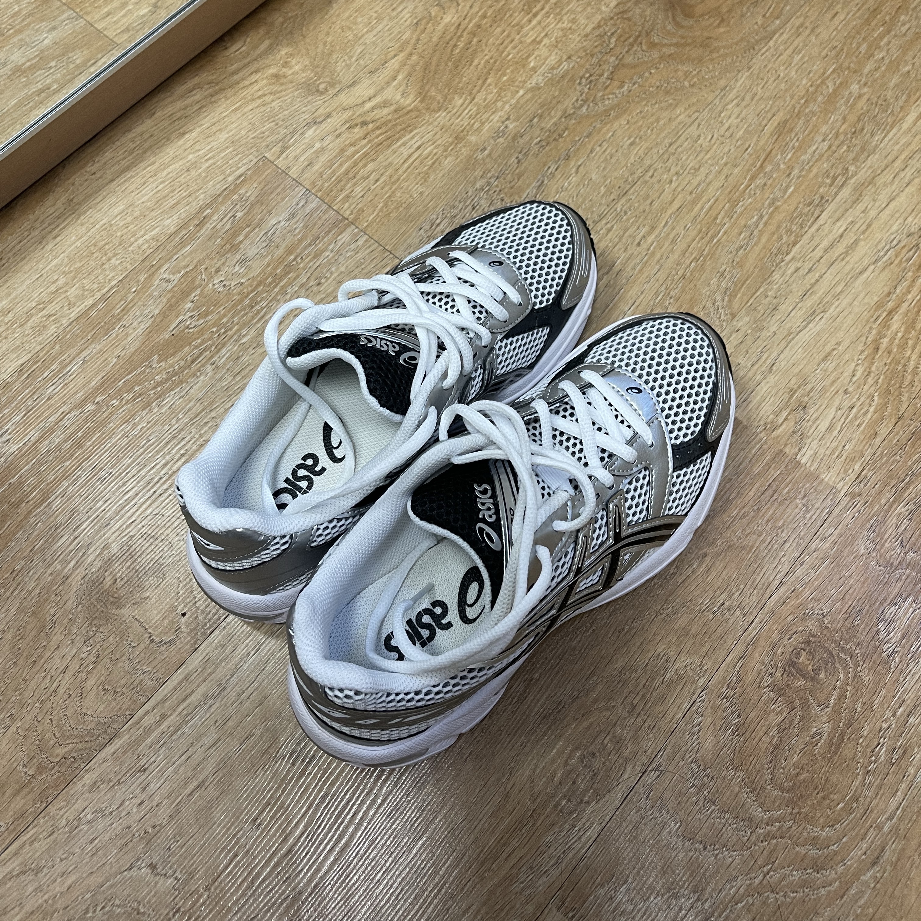 Asics Gel-1130 White Black 착용 스타일 - 3