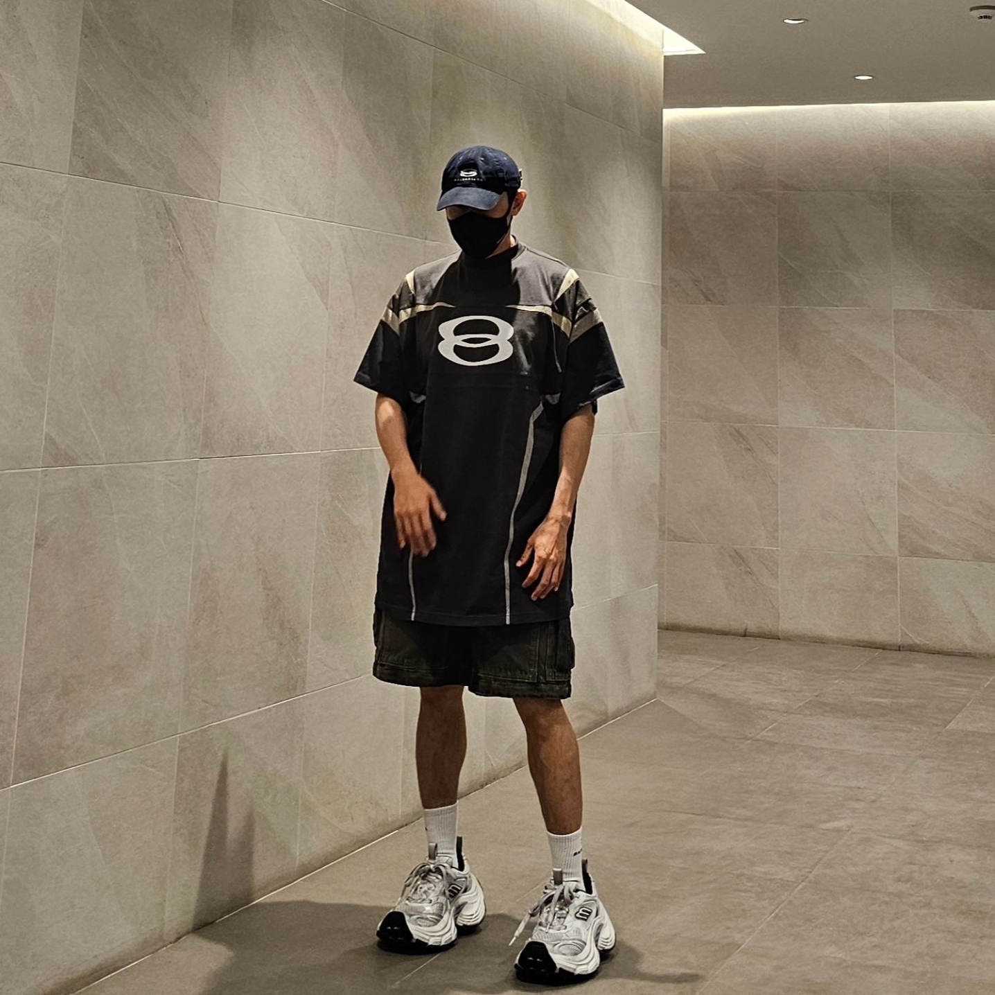 Balenciaga Unity Sports Icon Biker Oversized T-Shirt Black, Balenciaga Cargo Pants in Black 착용 스타일 - 1