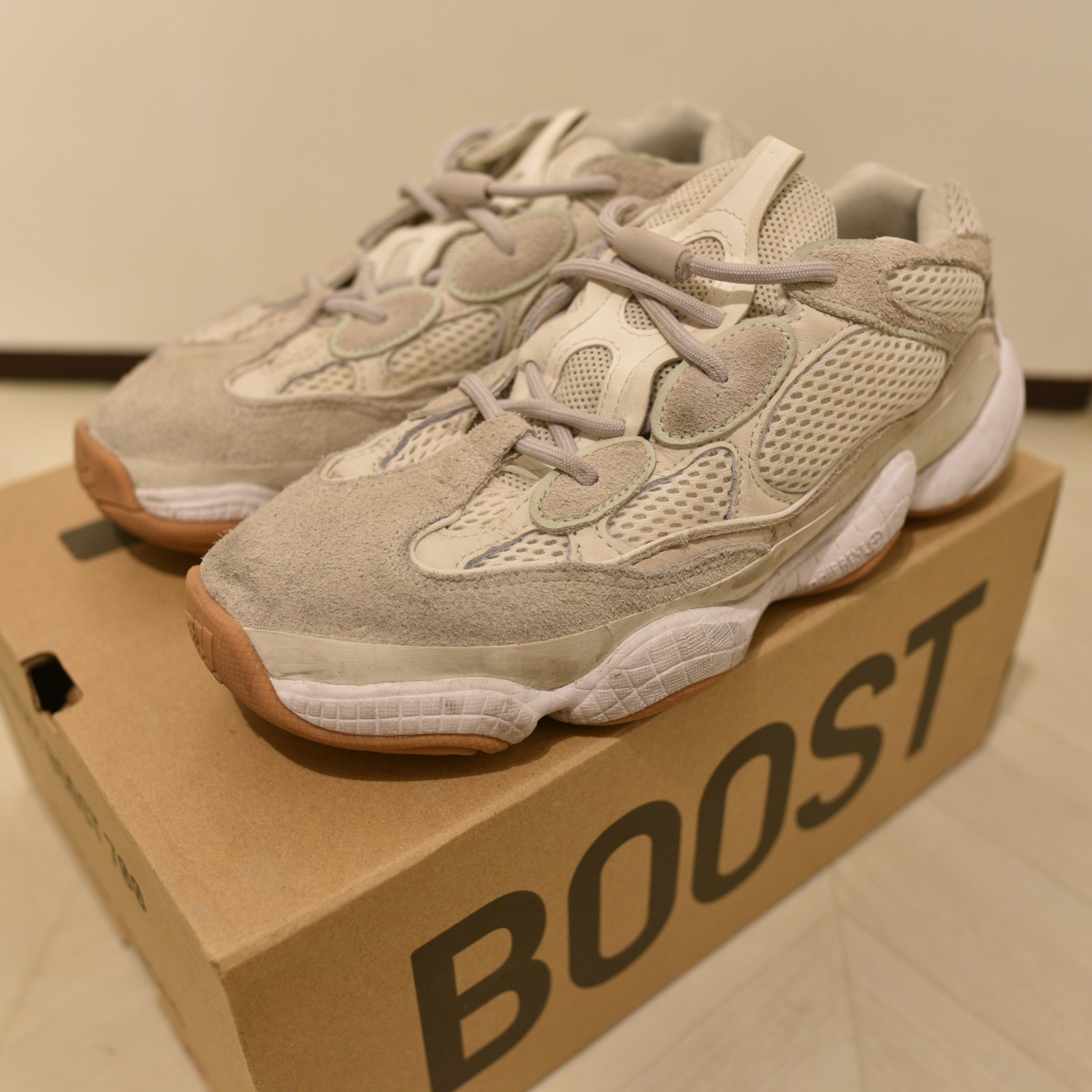 Adidas Yeezy 500 Stone Taupe 착용 스타일