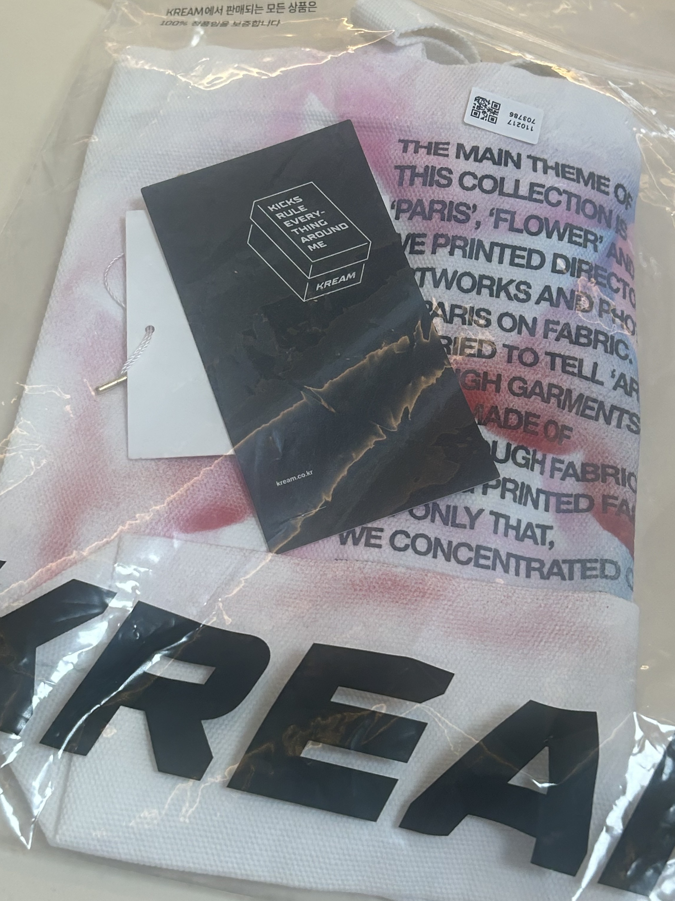 The Museum Visitor Multi Sprayed Eco bag White 착용 스타일 - 3