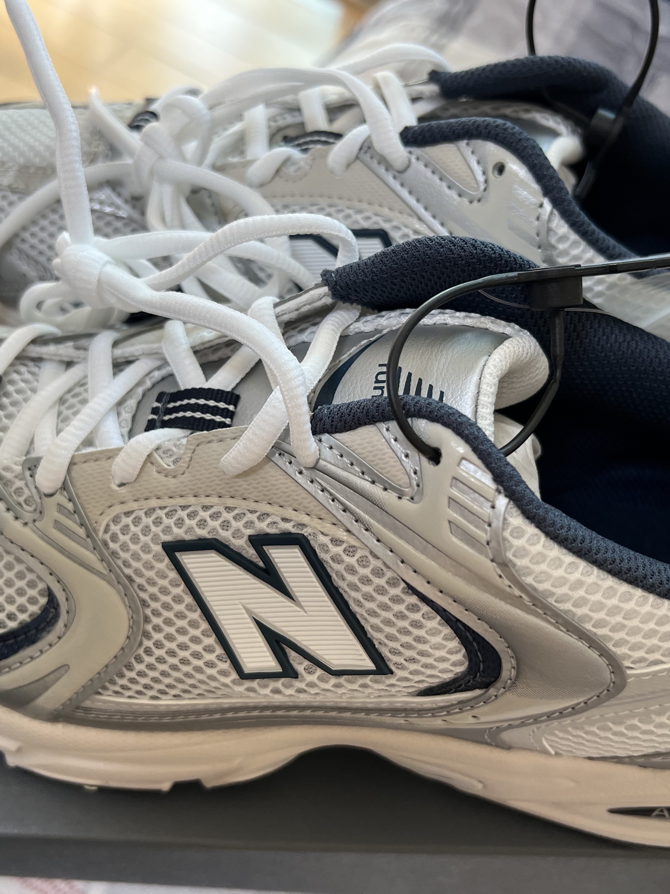New Balance 530 Steel Grey 착용 스타일 - 3