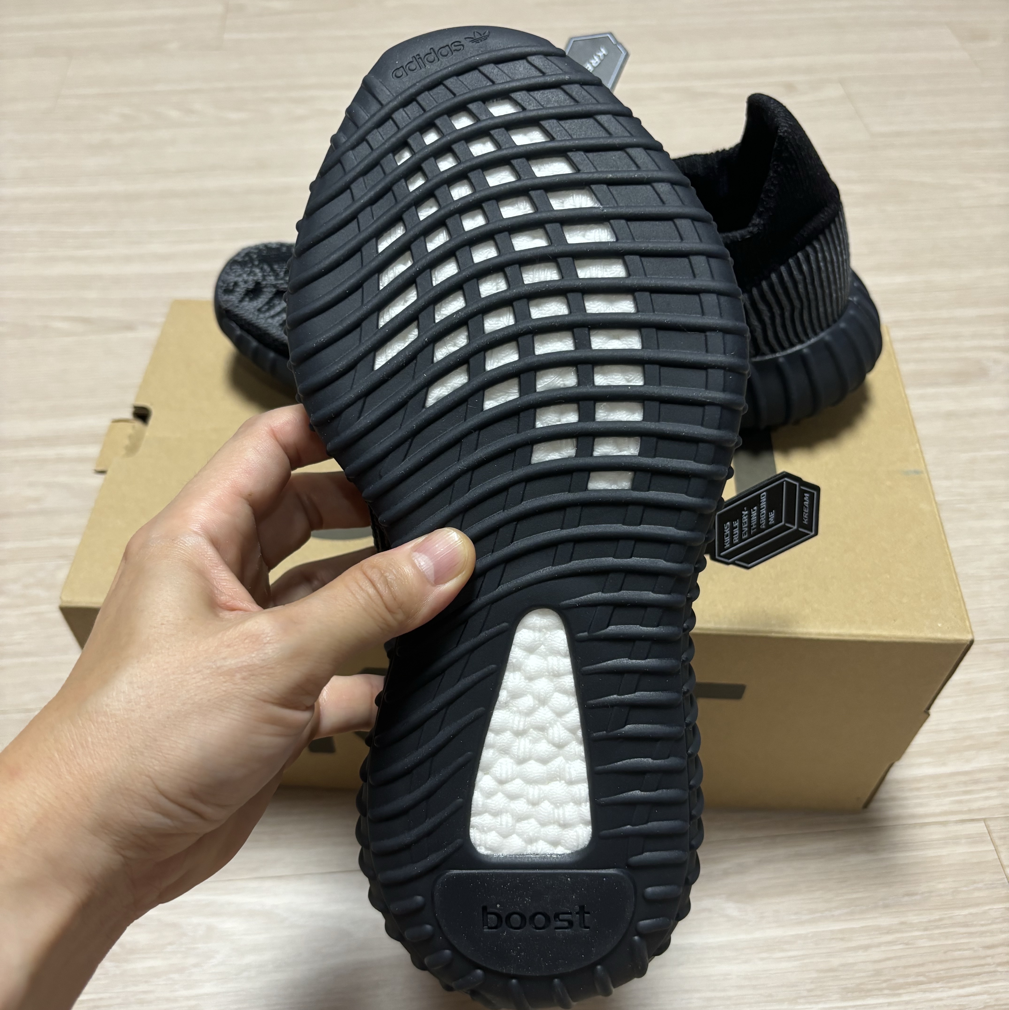 Adidas Yeezy 350 V2 CMPCT Slate Onyx 착용 스타일 - 2