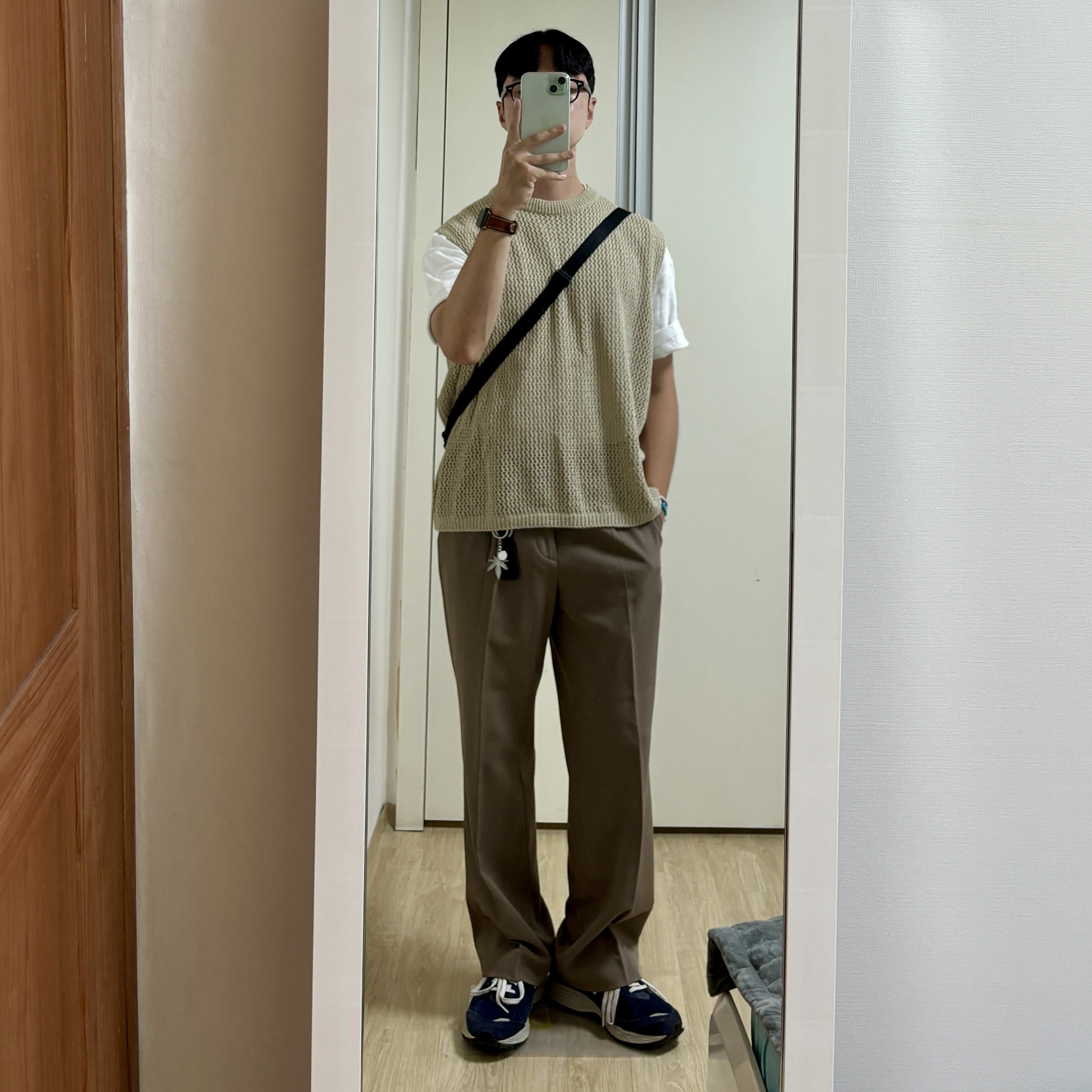 New Balance 2002R Navy 착용 스타일 - 1