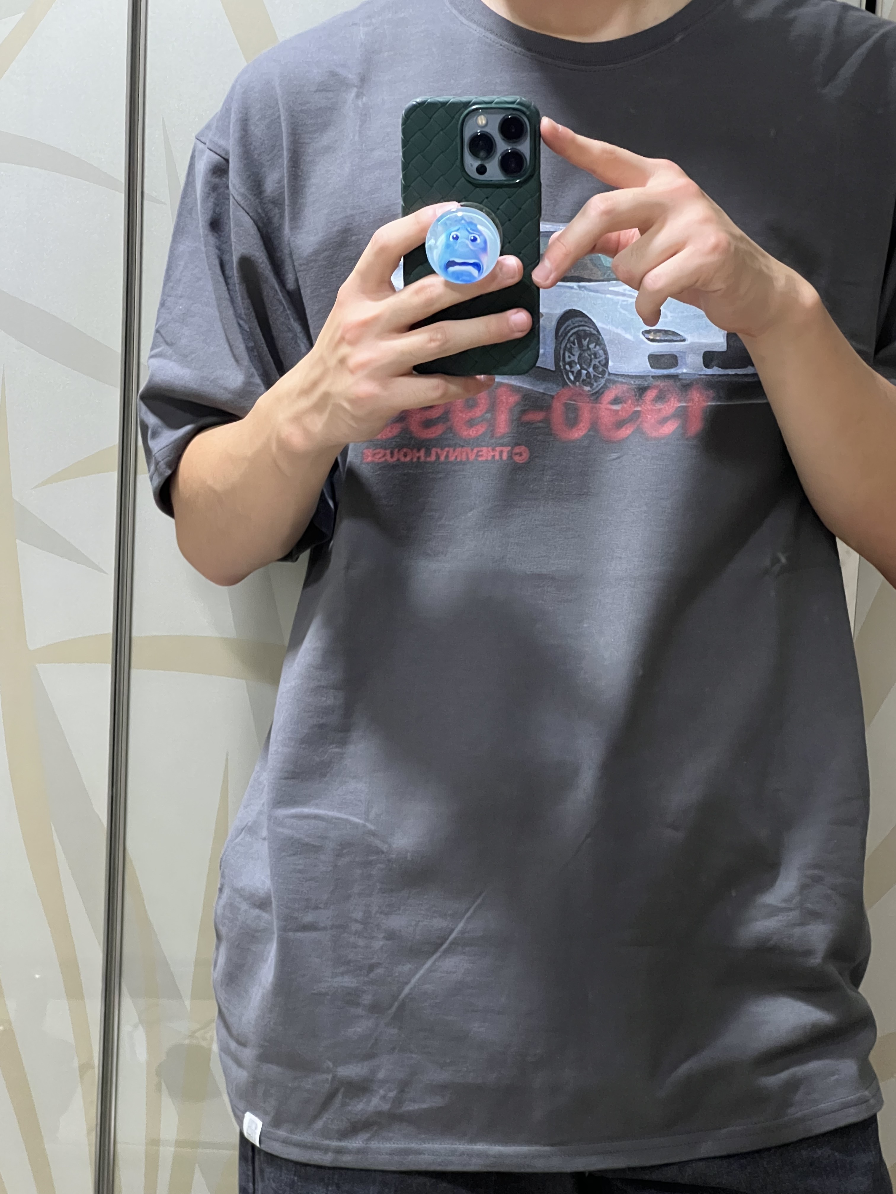 Thevinylhouse Old Car T-Shirt Charcoal 착용 스타일 - 1