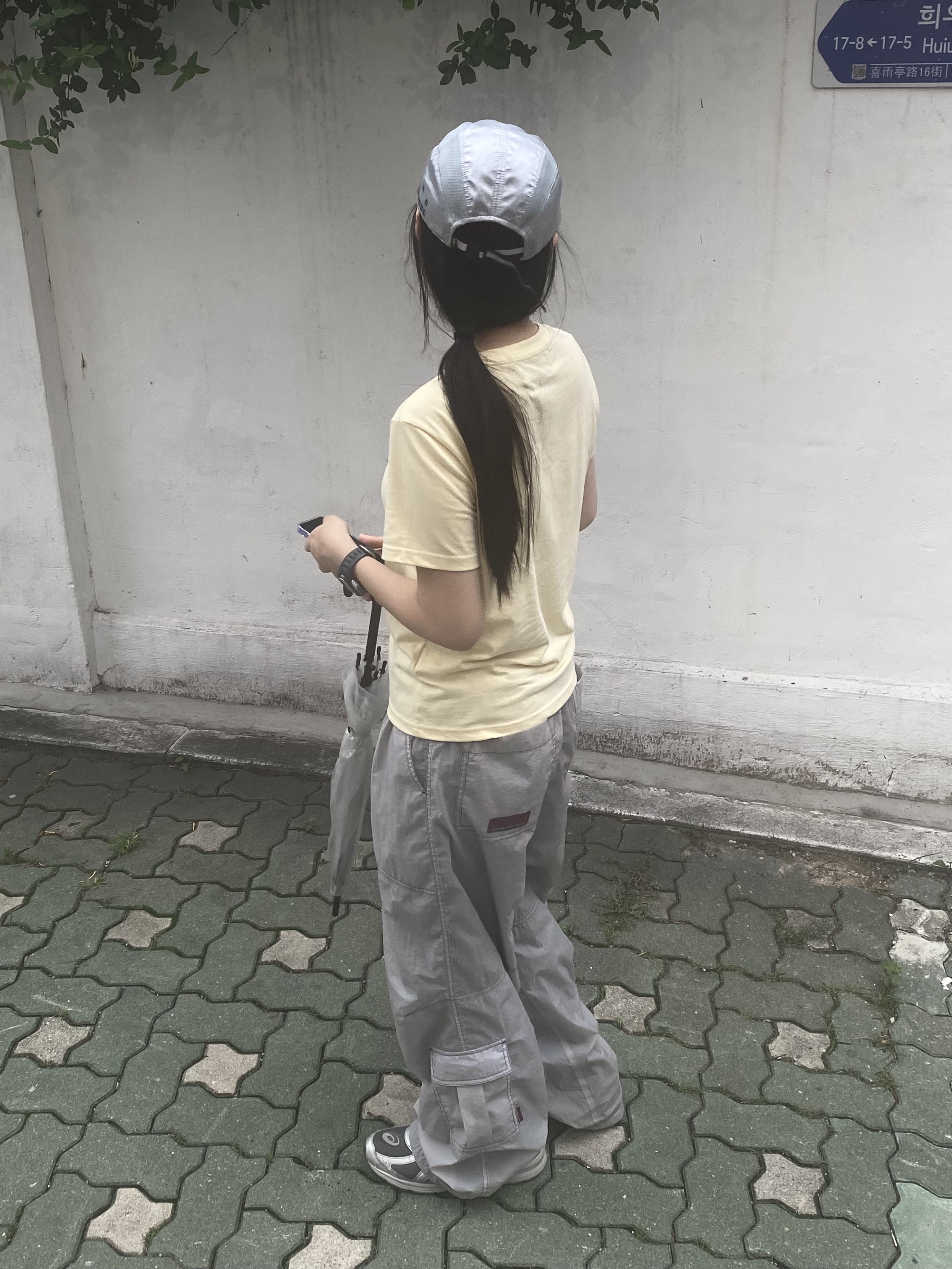 Asics Jog 100 S SMU Sheet Rock Pure Silver - 2E Wide, IAB Studio x Asics Silver Woven Cap 착용 스타일 - 3