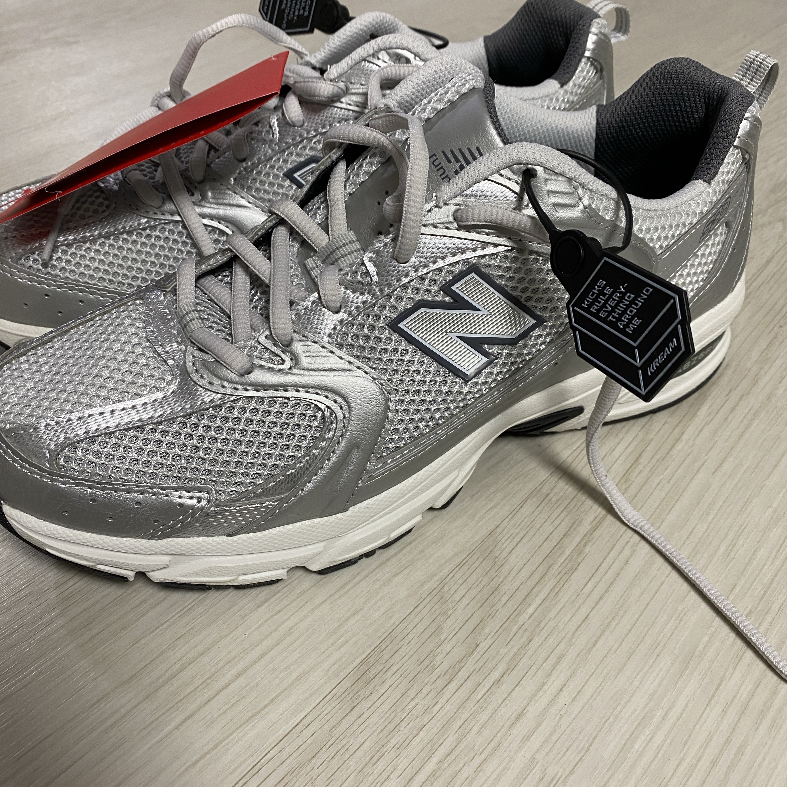 New Balance 530 Grey Matter Silver Metallic 착용 스타일 - 1