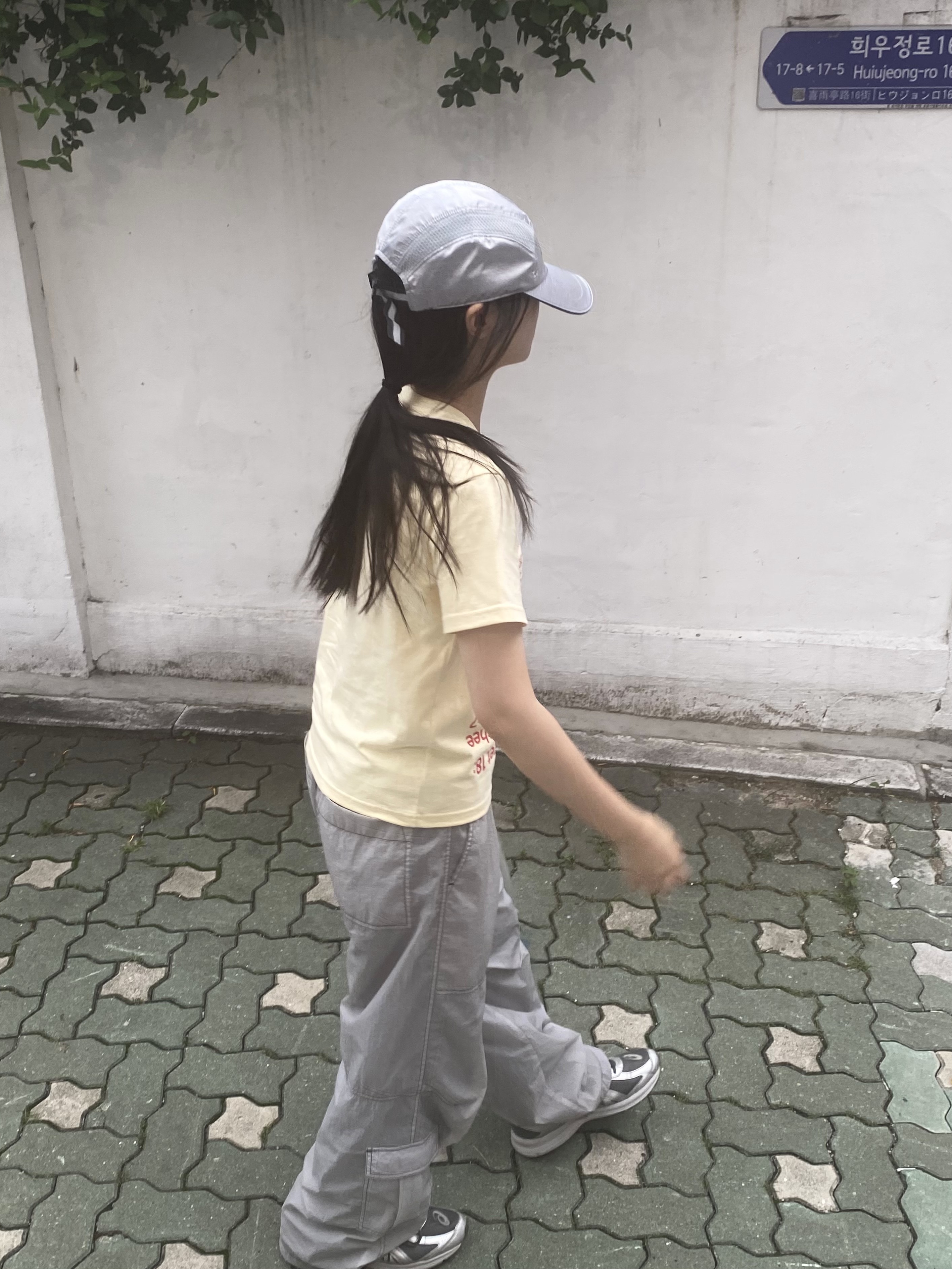 Asics Jog 100 S SMU Sheet Rock Pure Silver - 2E Wide, IAB Studio x Asics Silver Woven Cap 착용 스타일 - 4