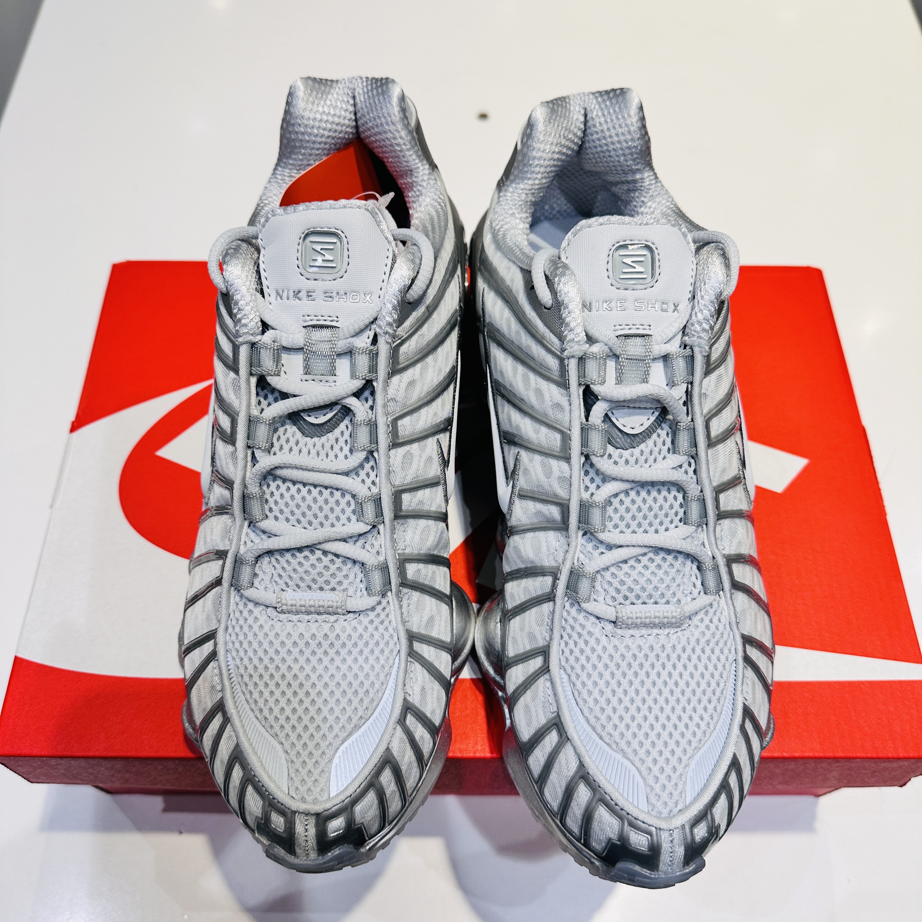 (W) Nike Shox TL Pure Platinum and Metallic Silver 착용 스타일 - 1