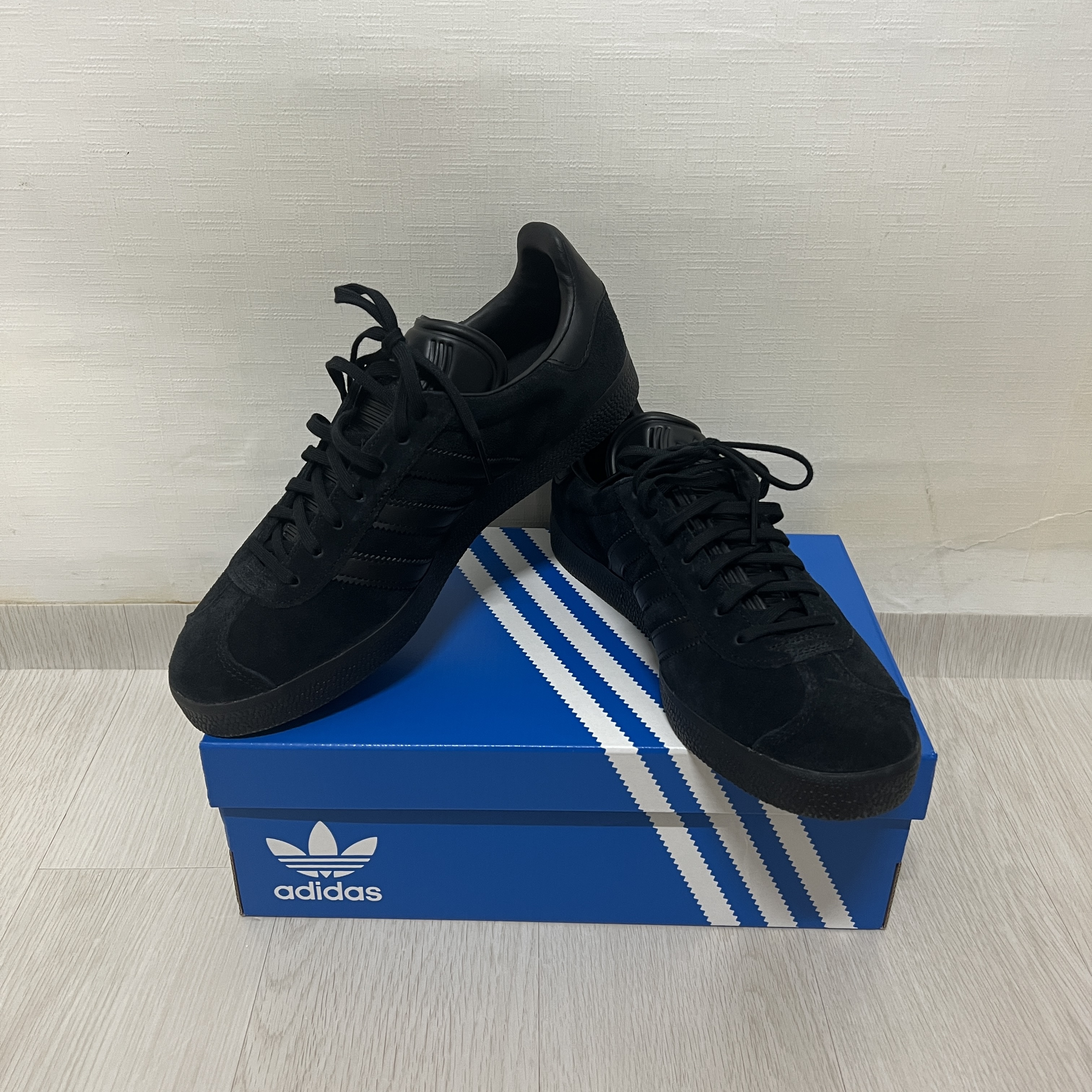 Adidas Gazelle Triple Black 착용 스타일