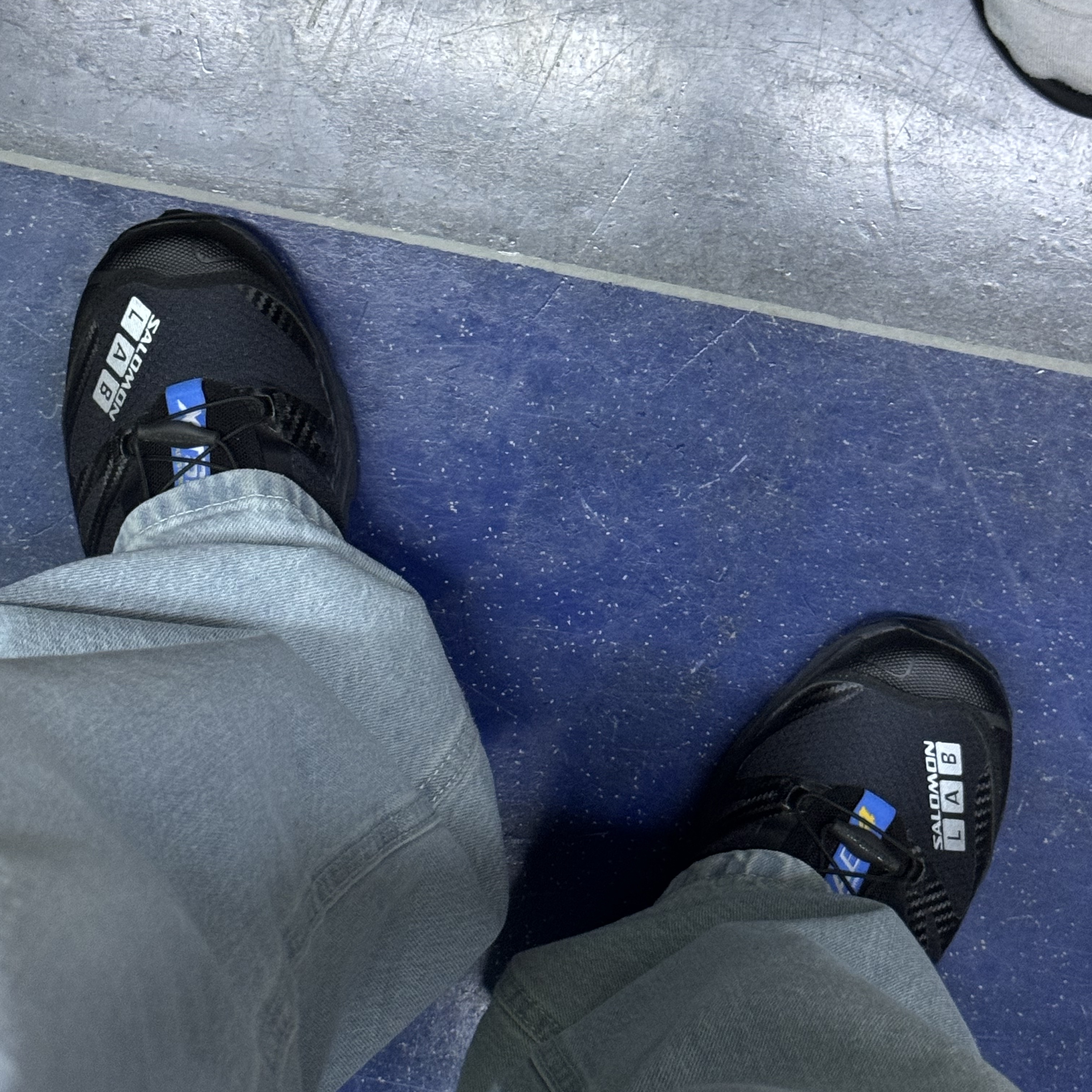 Salomon XT-4 Black Silver Metallic 착용 스타일