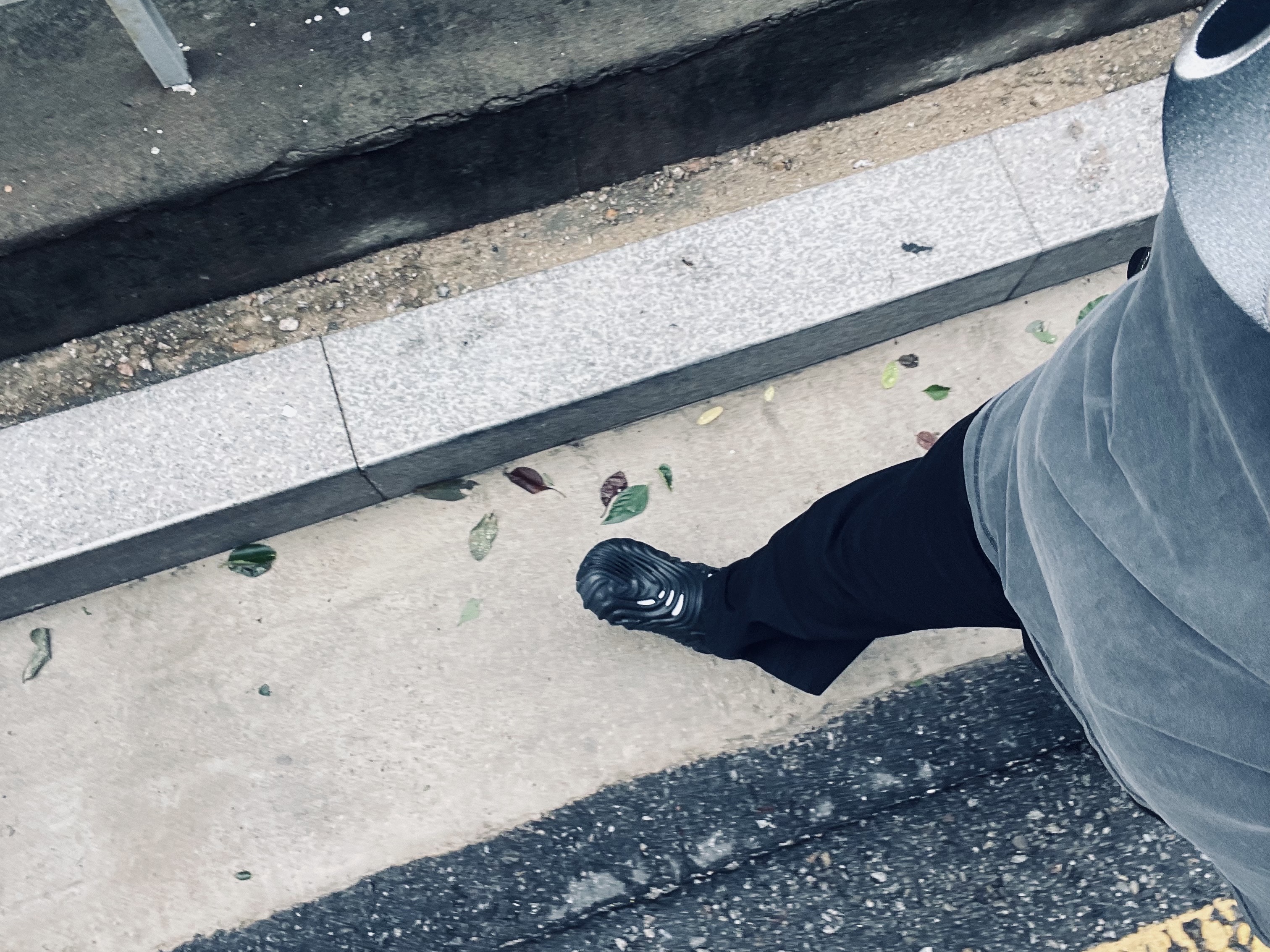 Crocs x Salehe Bembury Pollex Clog Sasquatch, Yeezy Gap Engineered By Balenciaga Flame Cap Black 착용 스타일