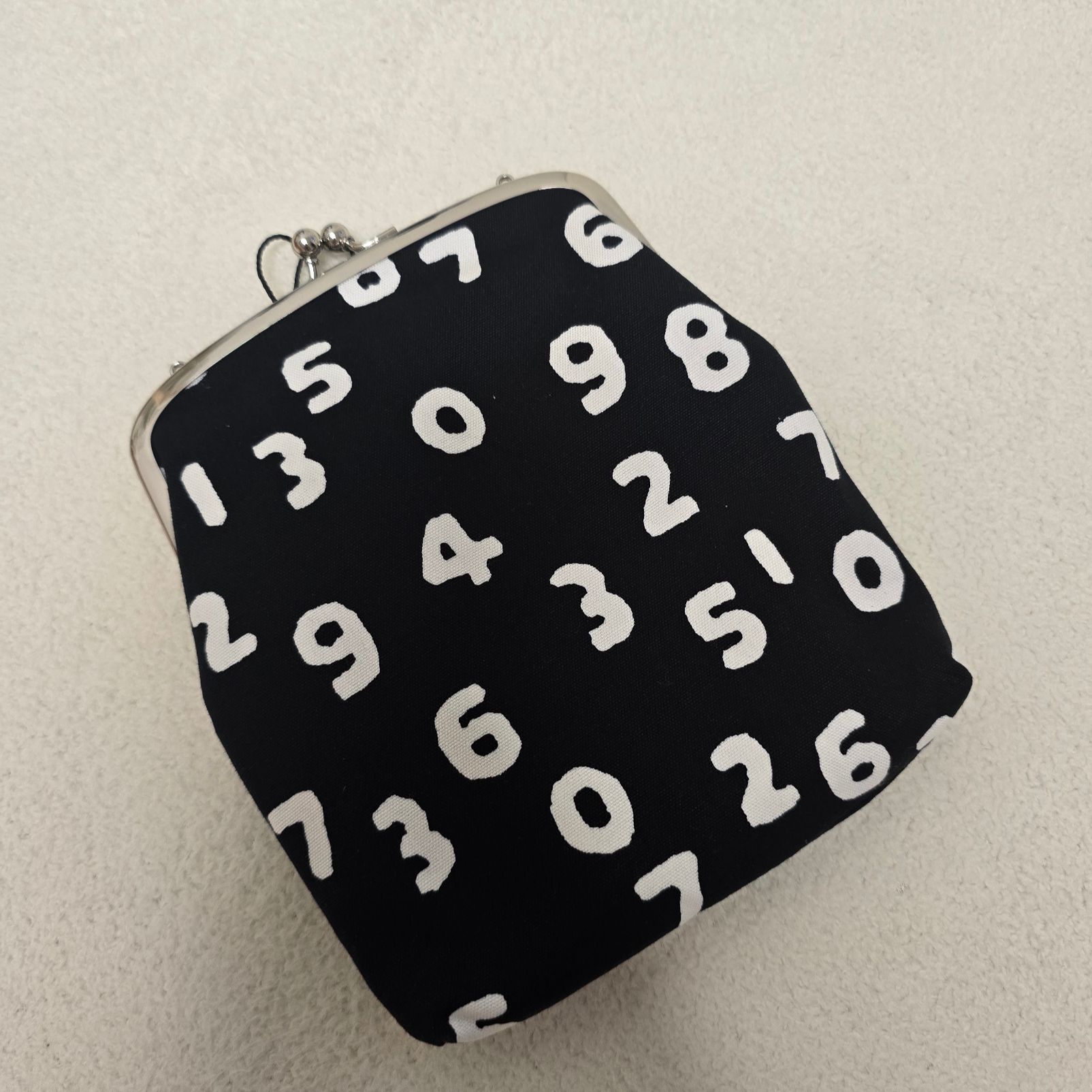 Sou Sou Canvas Soft Gamaguchi Bag Large Black (with 110cm Black Leather Strap) 착용 스타일