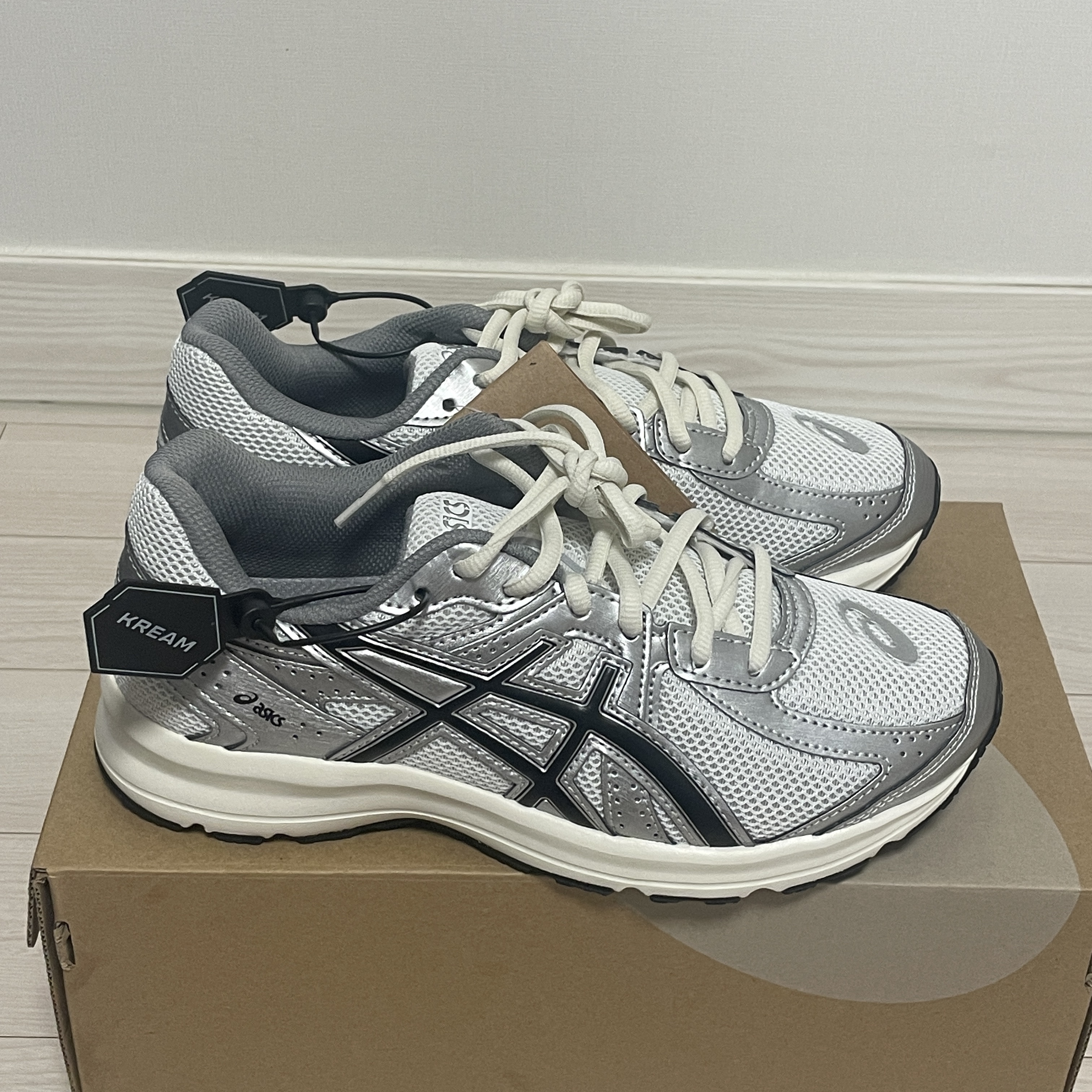 Asics Jog 100 S White Black - 2E Wide 착용 스타일 - 3