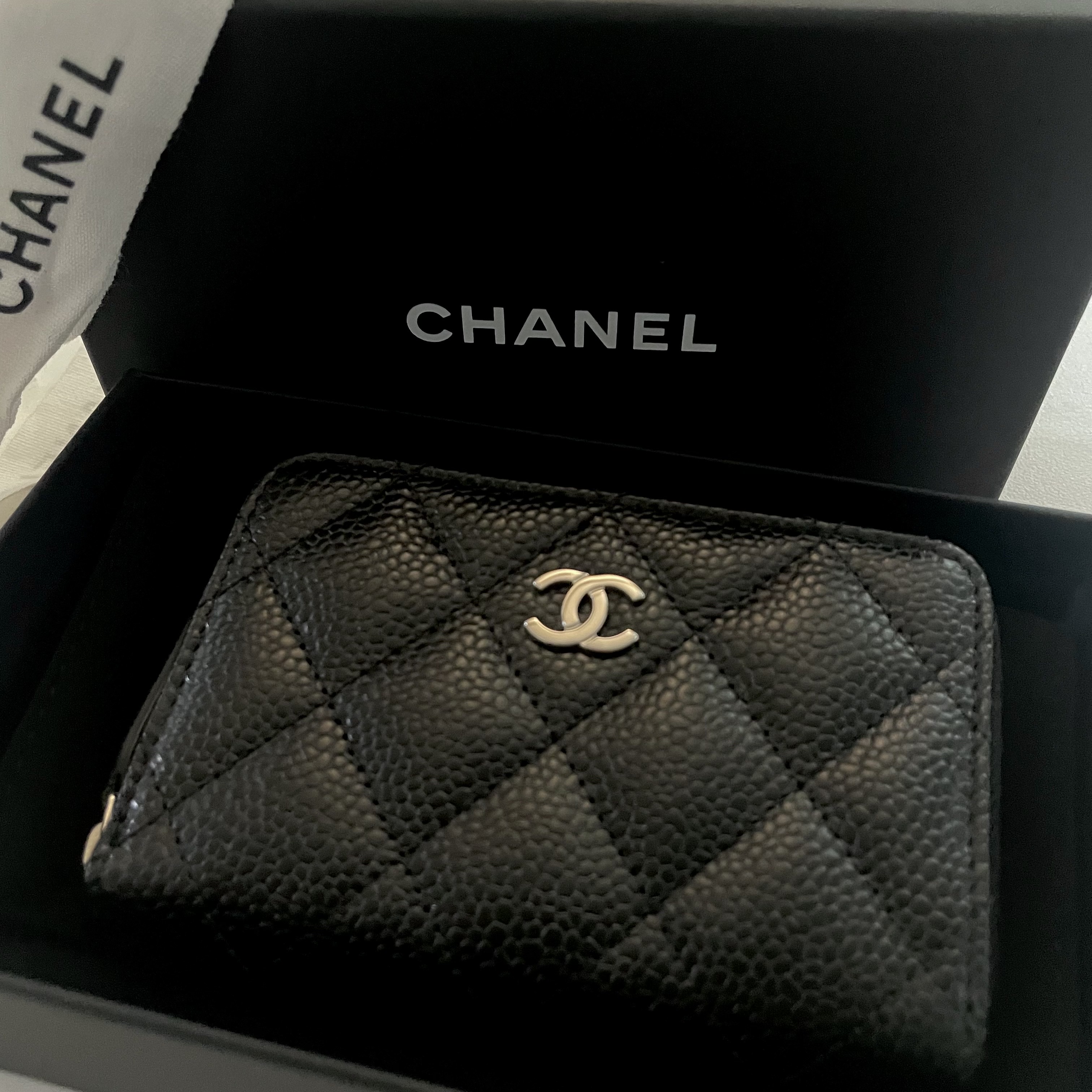 Chanel Classic Zipped Coin Purse Grained Calfskin & Silver Black 착용 스타일