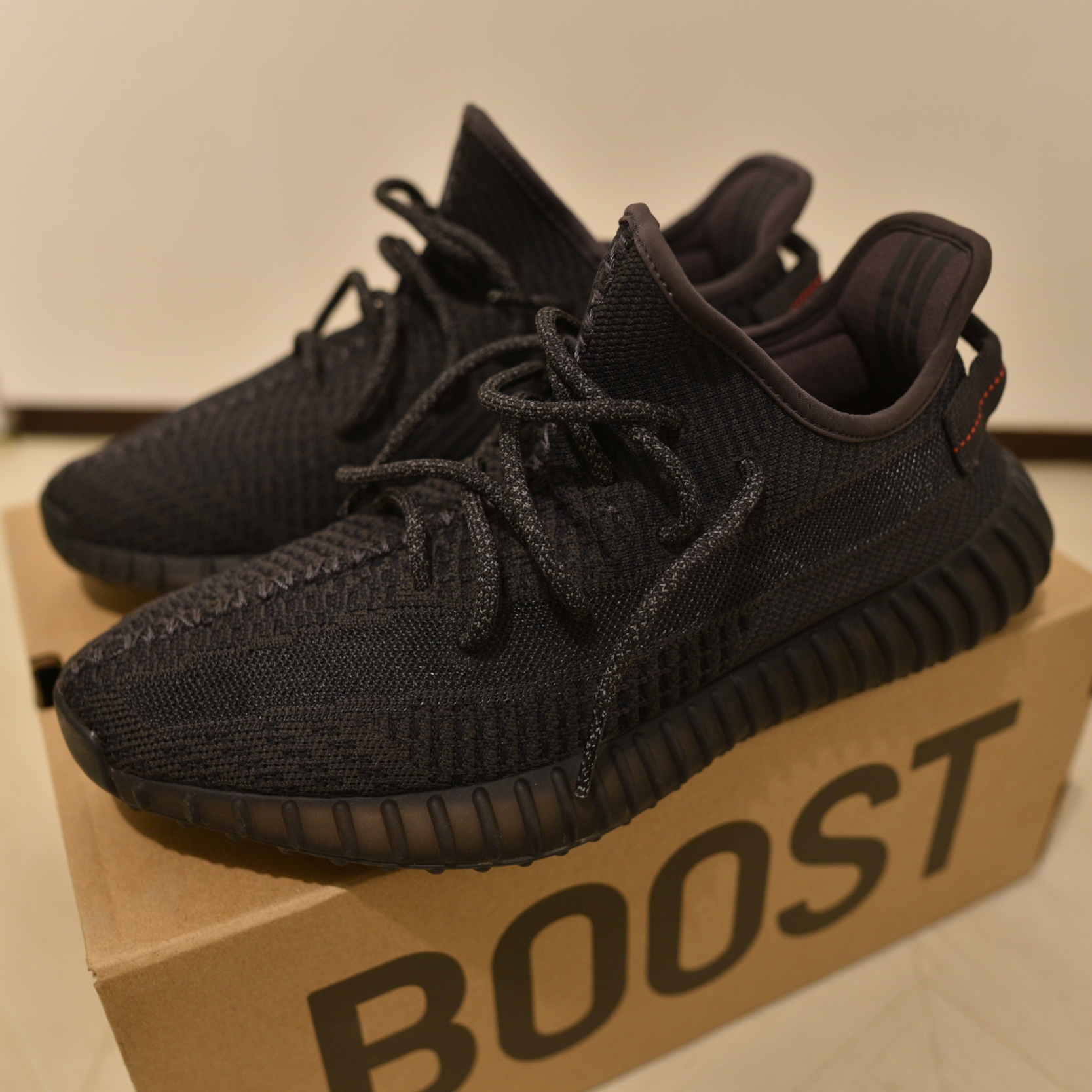 Adidas Yeezy Boost 350 V2 Black - Non-Reflective 착용 스타일