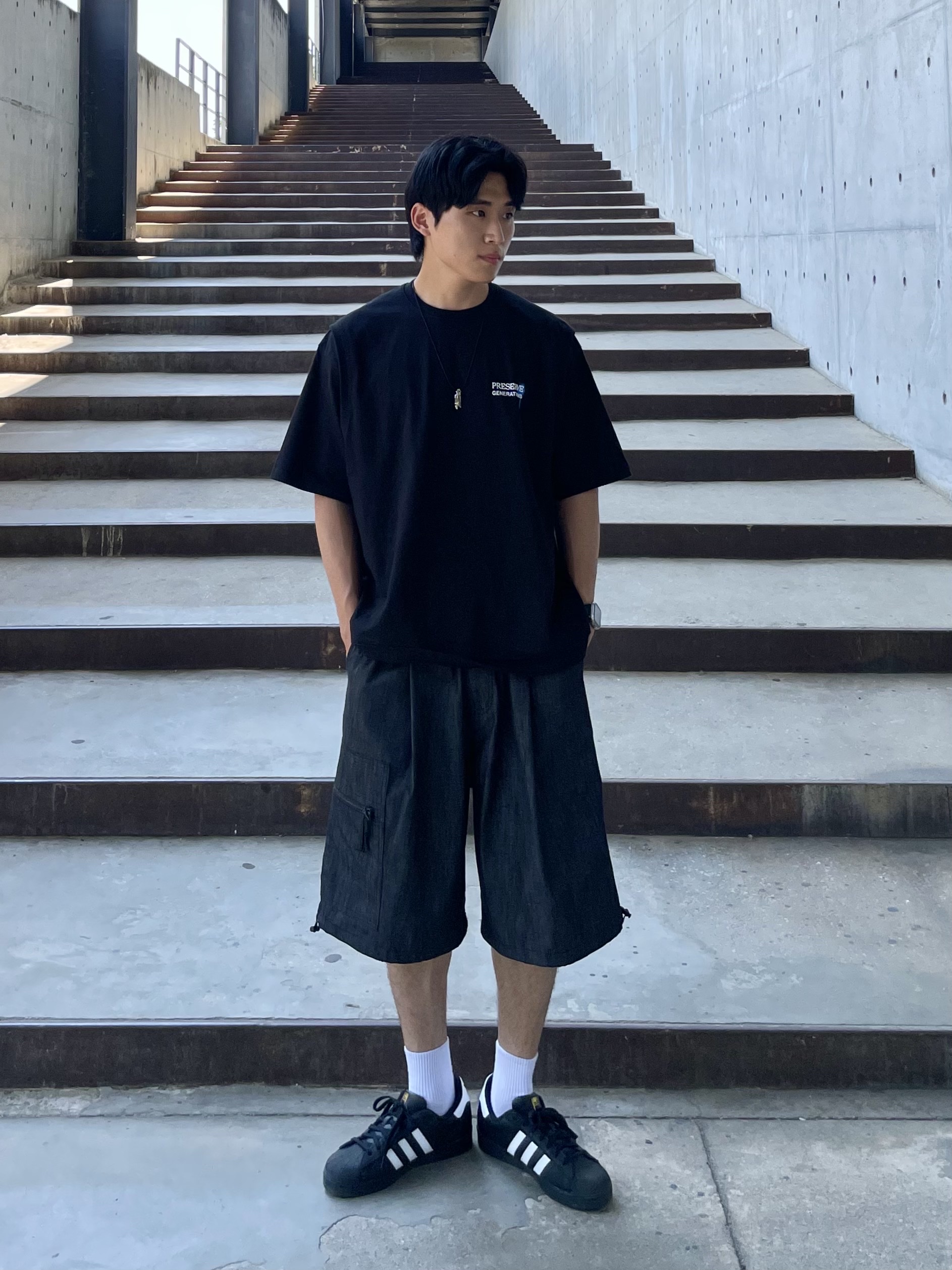 Adidas Superstar Core Black White 착용 스타일 - 1