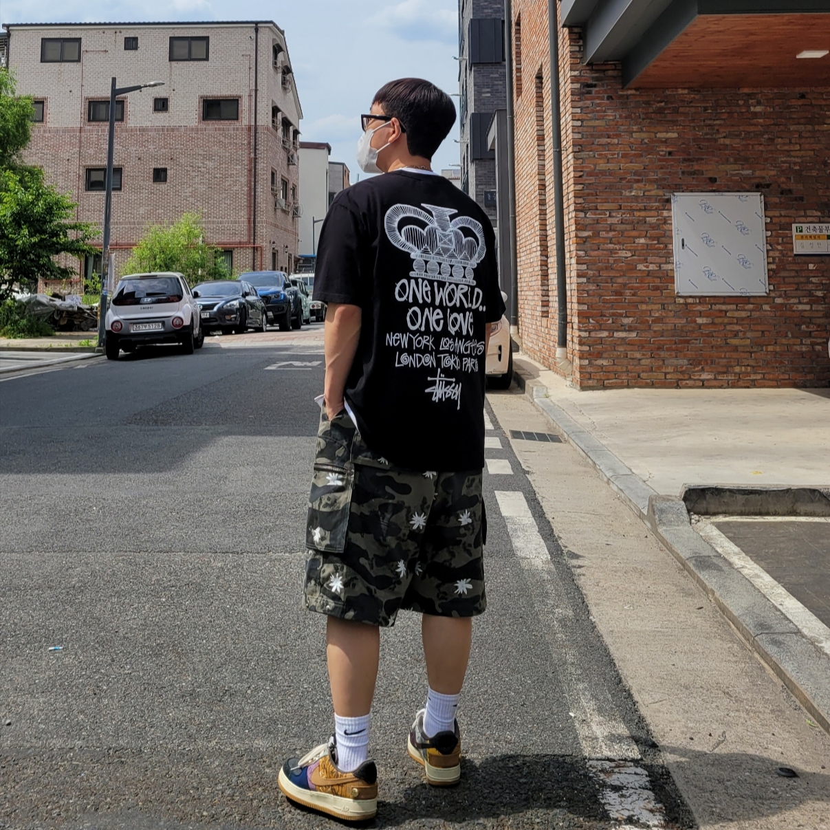 Stussy One World T-Shirt Black, Nike x Travis Scott Air Force 1 Low Cactus Jack 착용 스타일