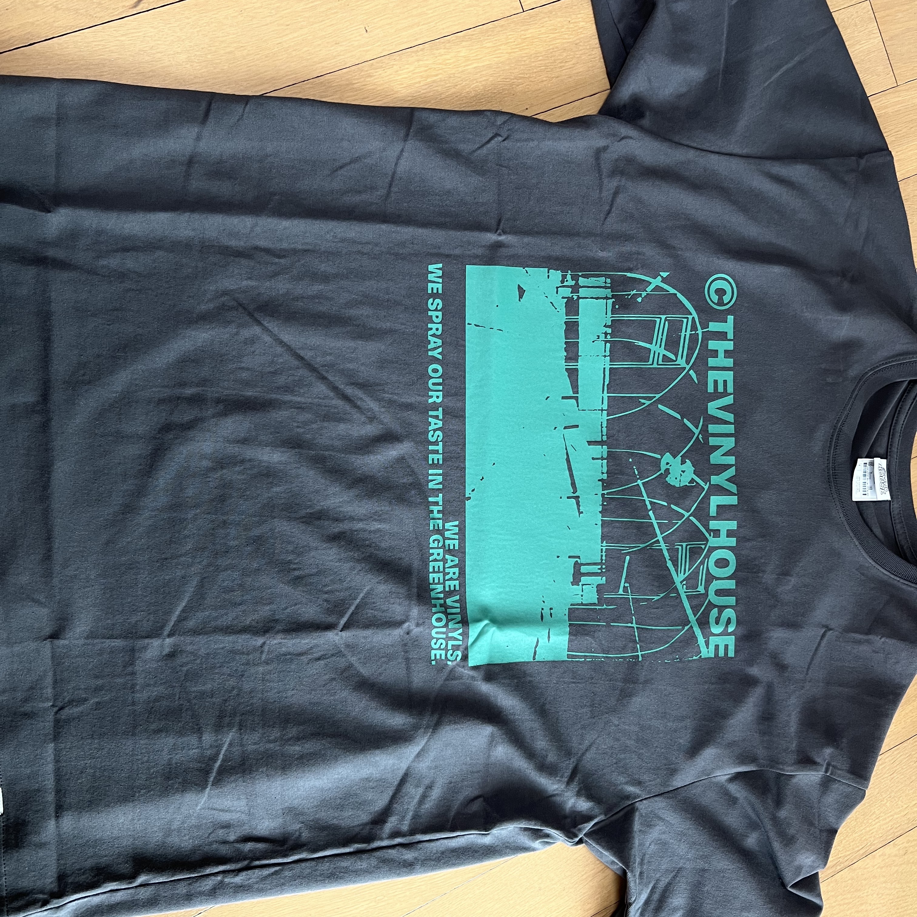 Thevinylhouse Greenhouse T-Shirt Charcoal 착용 스타일 - 3