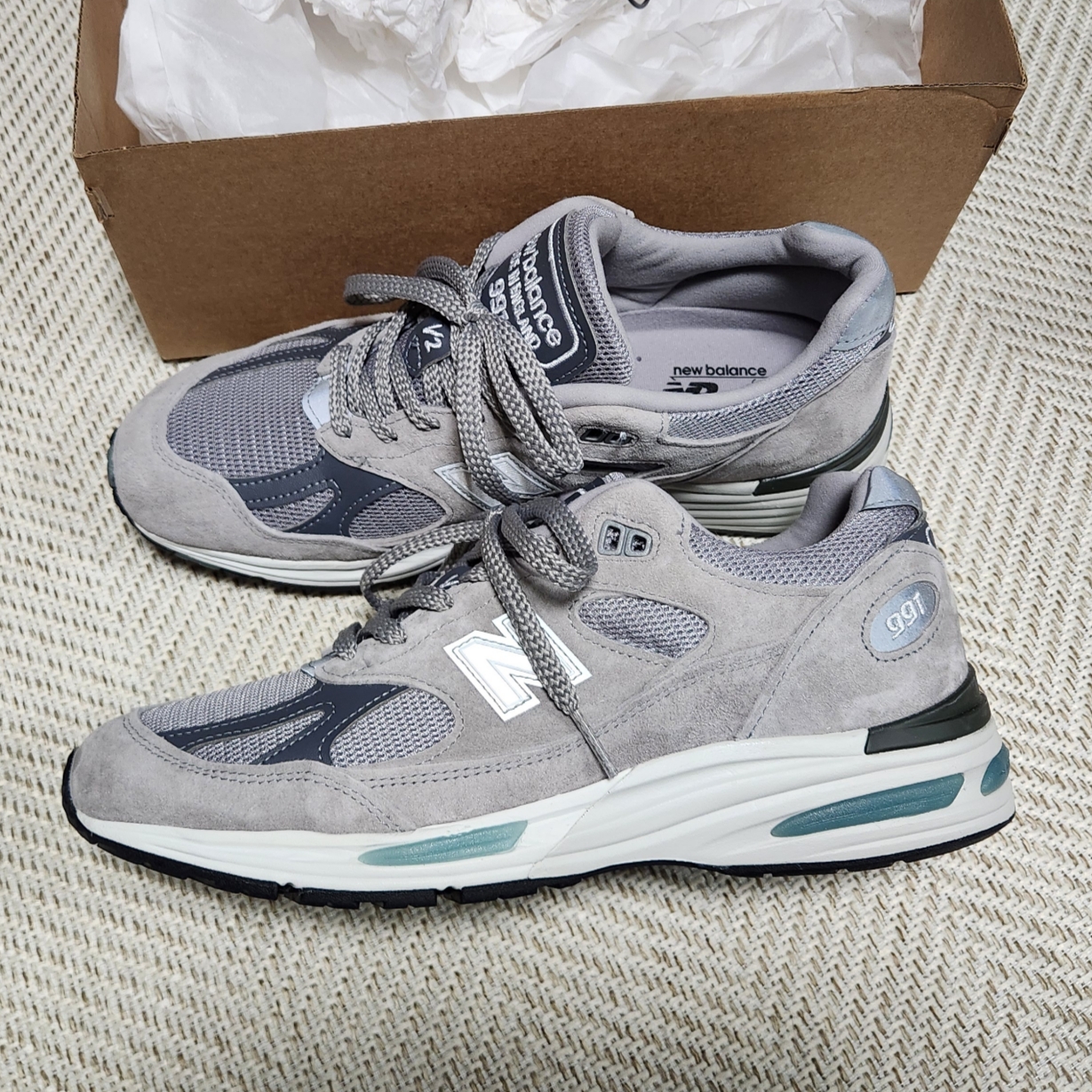 New Balance 991v2 Made in UK Rock Ridge Alloy Silver 착용 스타일